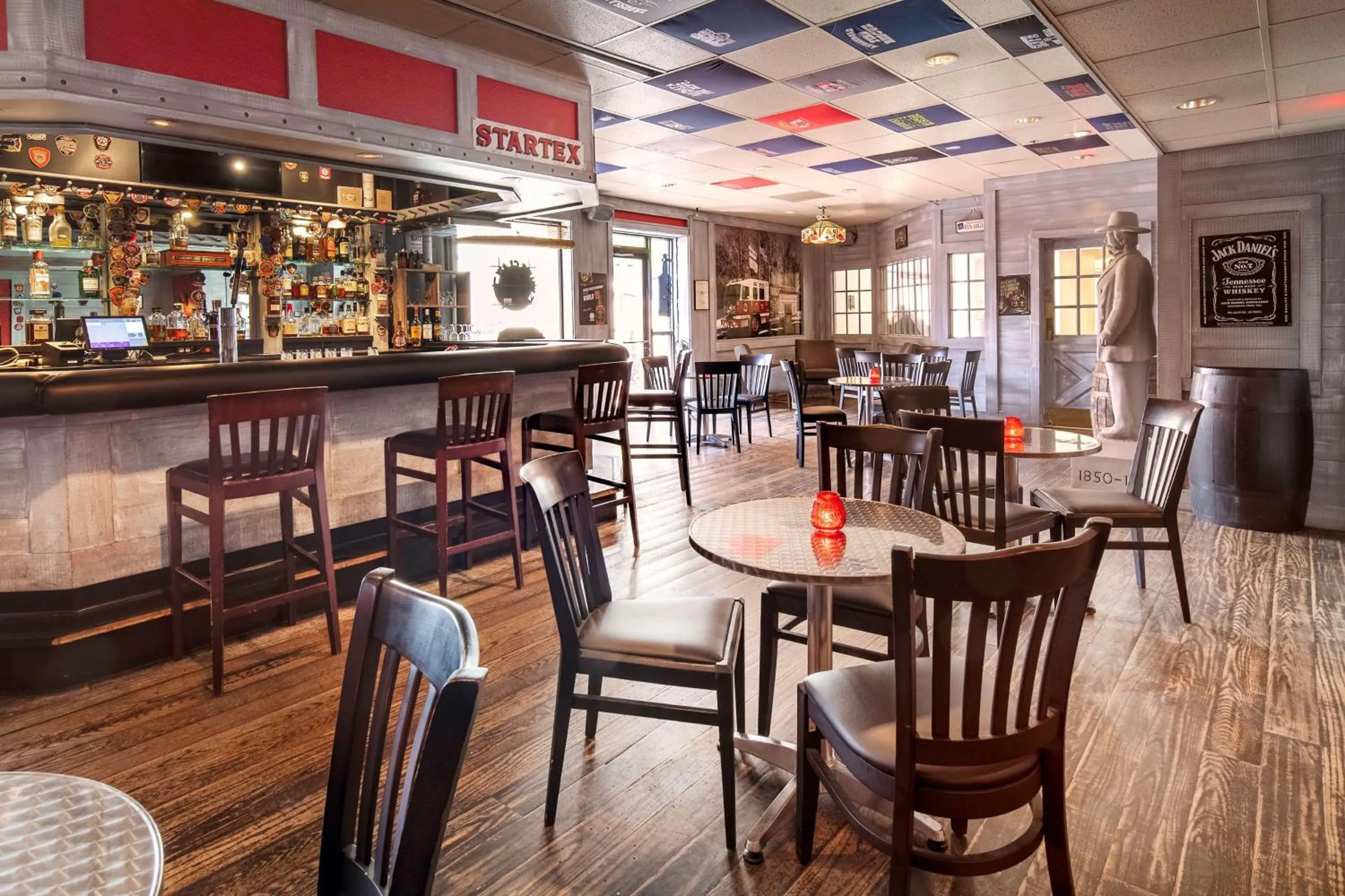 Lounge or bar in Hilton Appleton Paper Valley