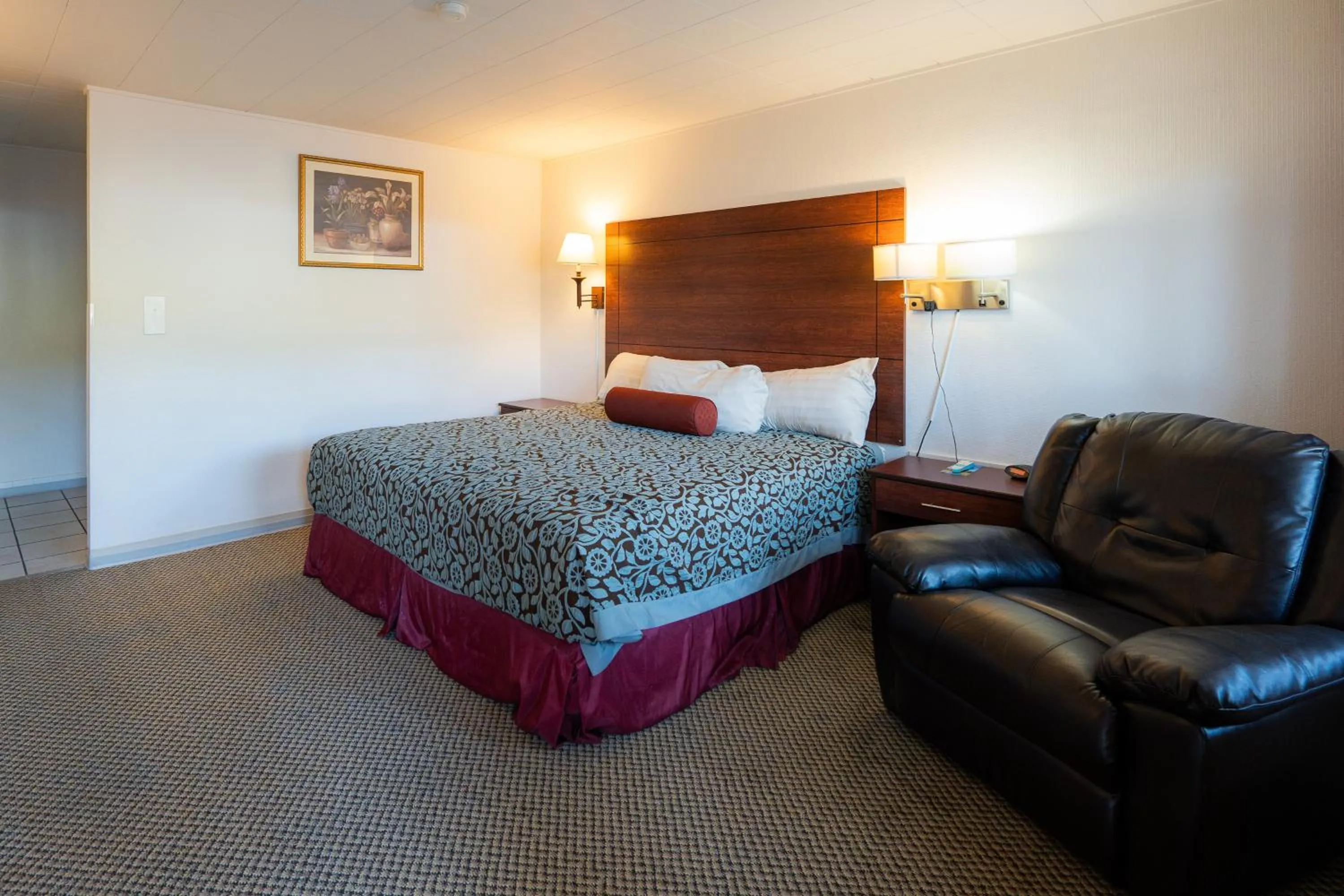 Photo of the whole room, Bed in Hills Inn