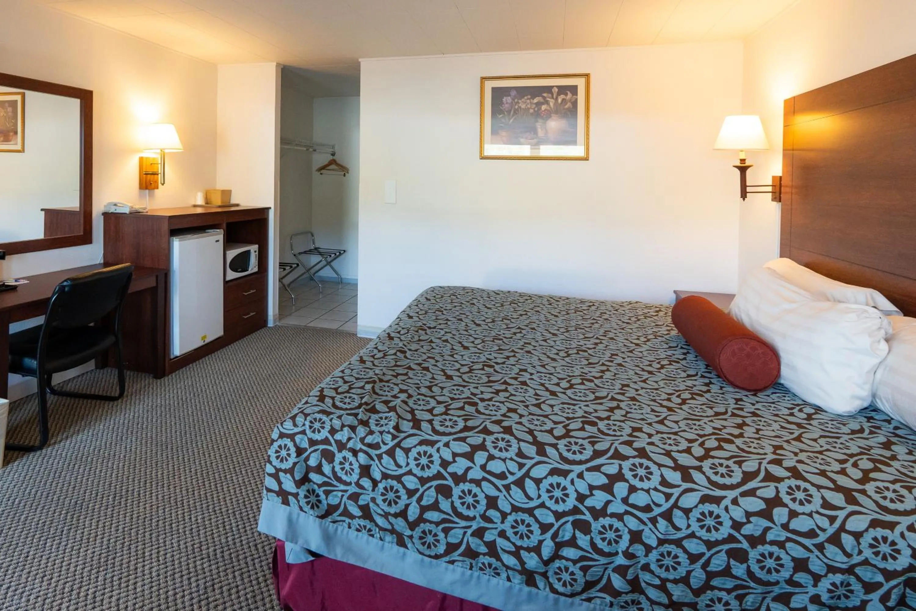 Photo of the whole room, Bed in Hills Inn