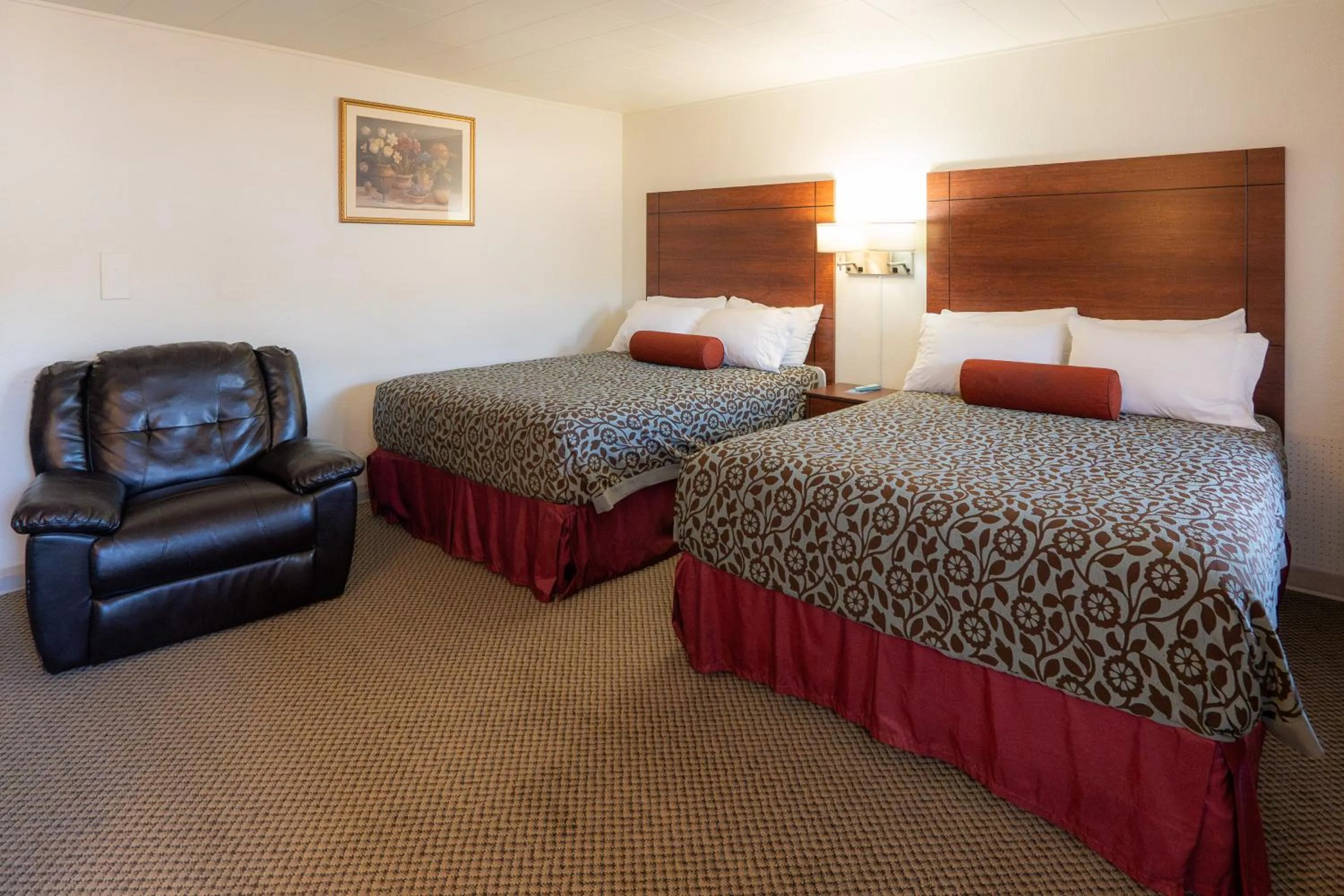 Photo of the whole room, Bed in Hills Inn