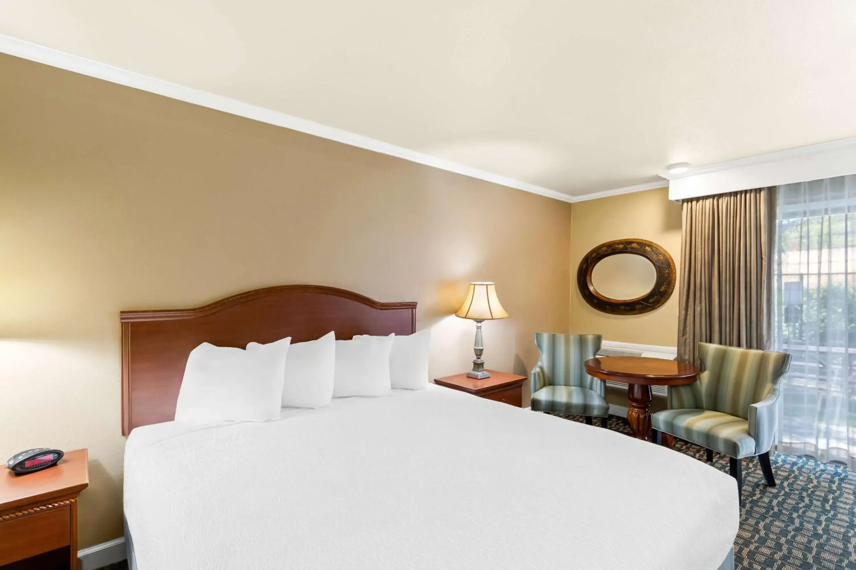 Deluxe King Room - Non Smoking in Best Western Miners Inn Yreka Deluxe King Room - Non Smoking in Best Western Miners Inn Yreka