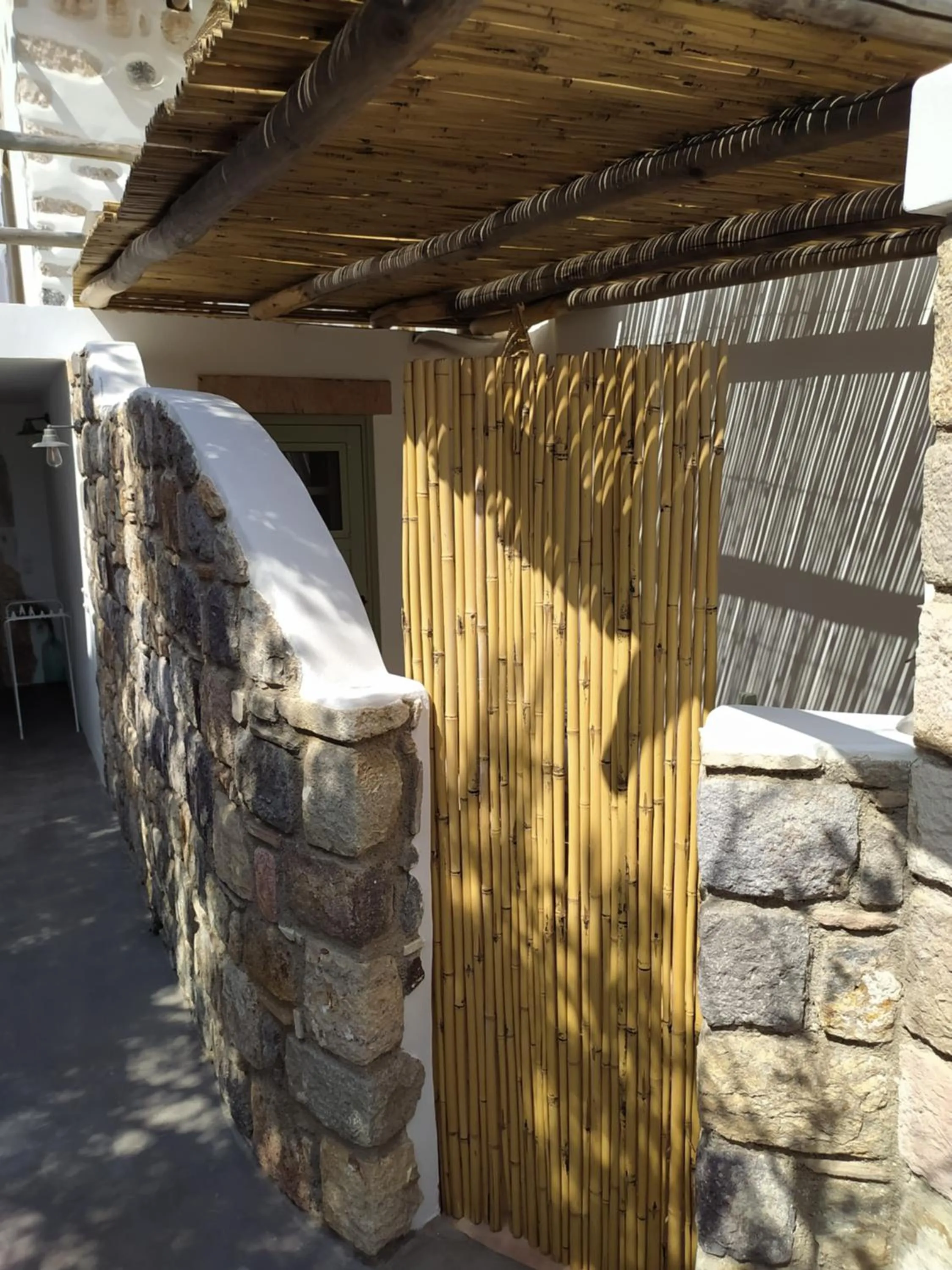 Facade/entrance in Latmos 1860