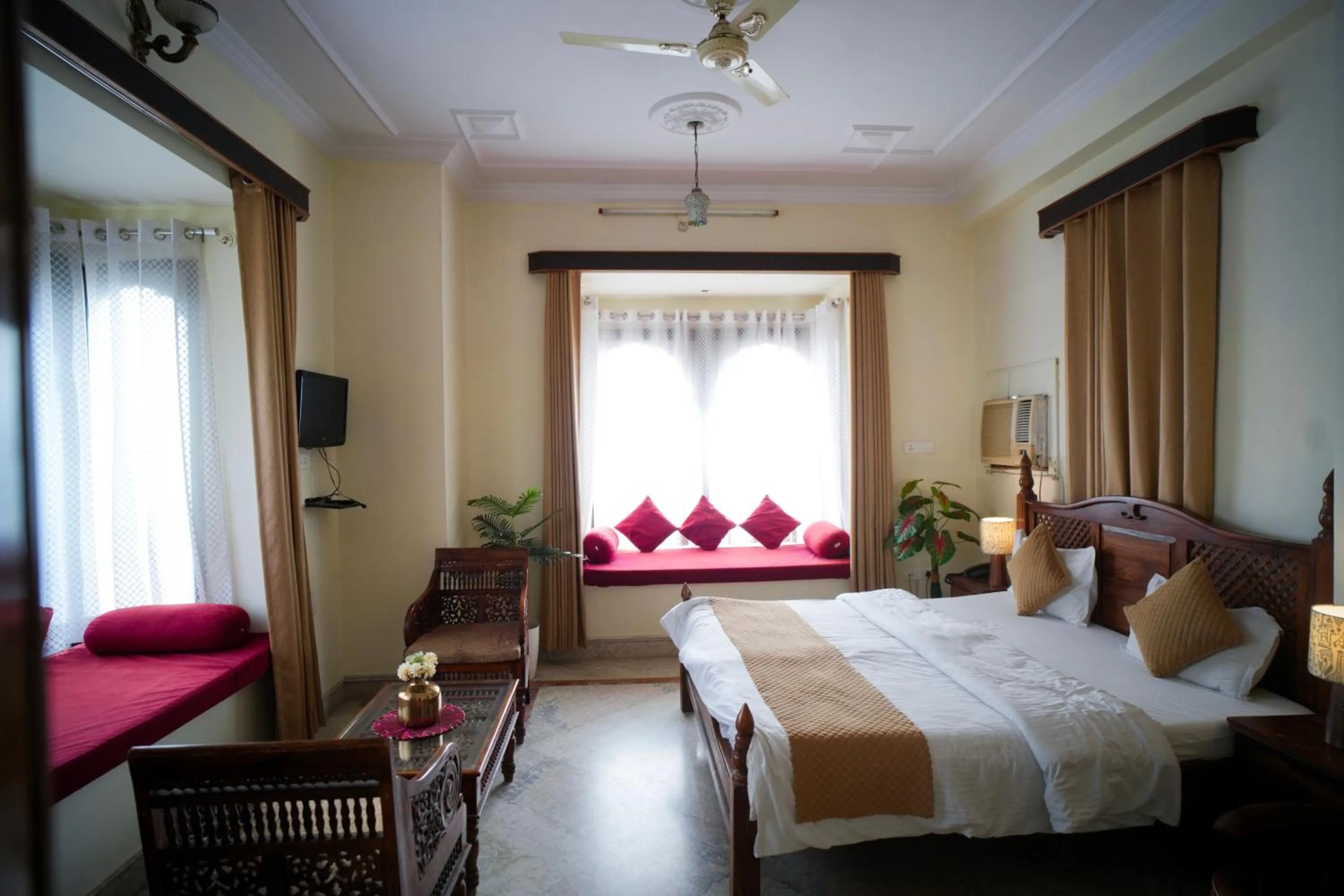 Bed in Pratapgarh Haveli