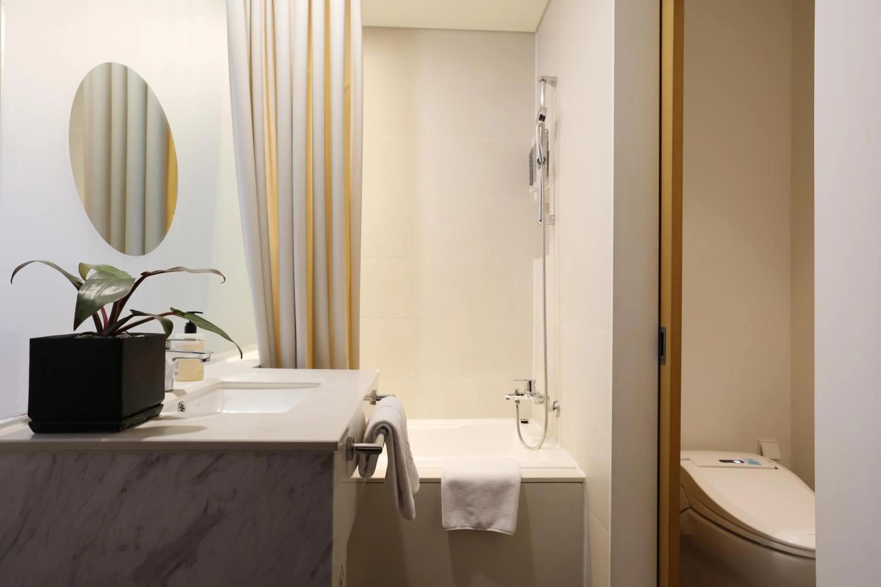 Toilet in Seoul Hotel ShinShin Myeongdong