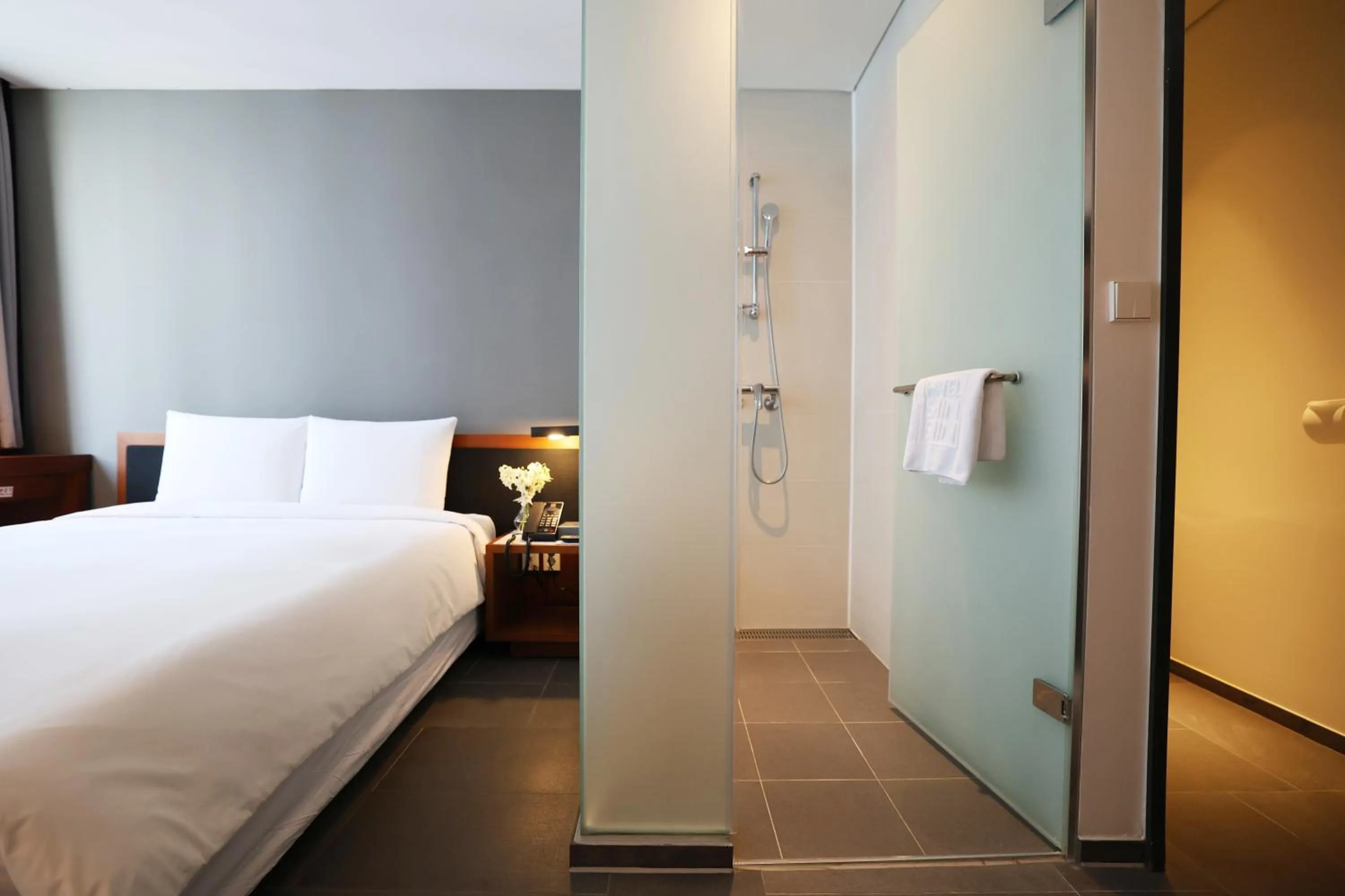 Toilet, Bed in Seoul Hotel ShinShin Myeongdong