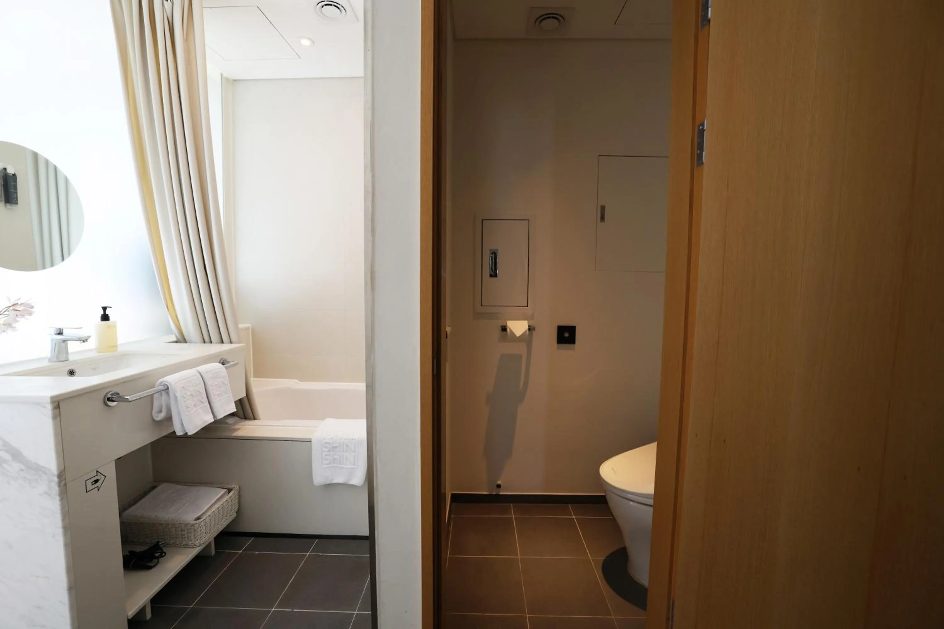 Toilet in Seoul Hotel ShinShin Myeongdong