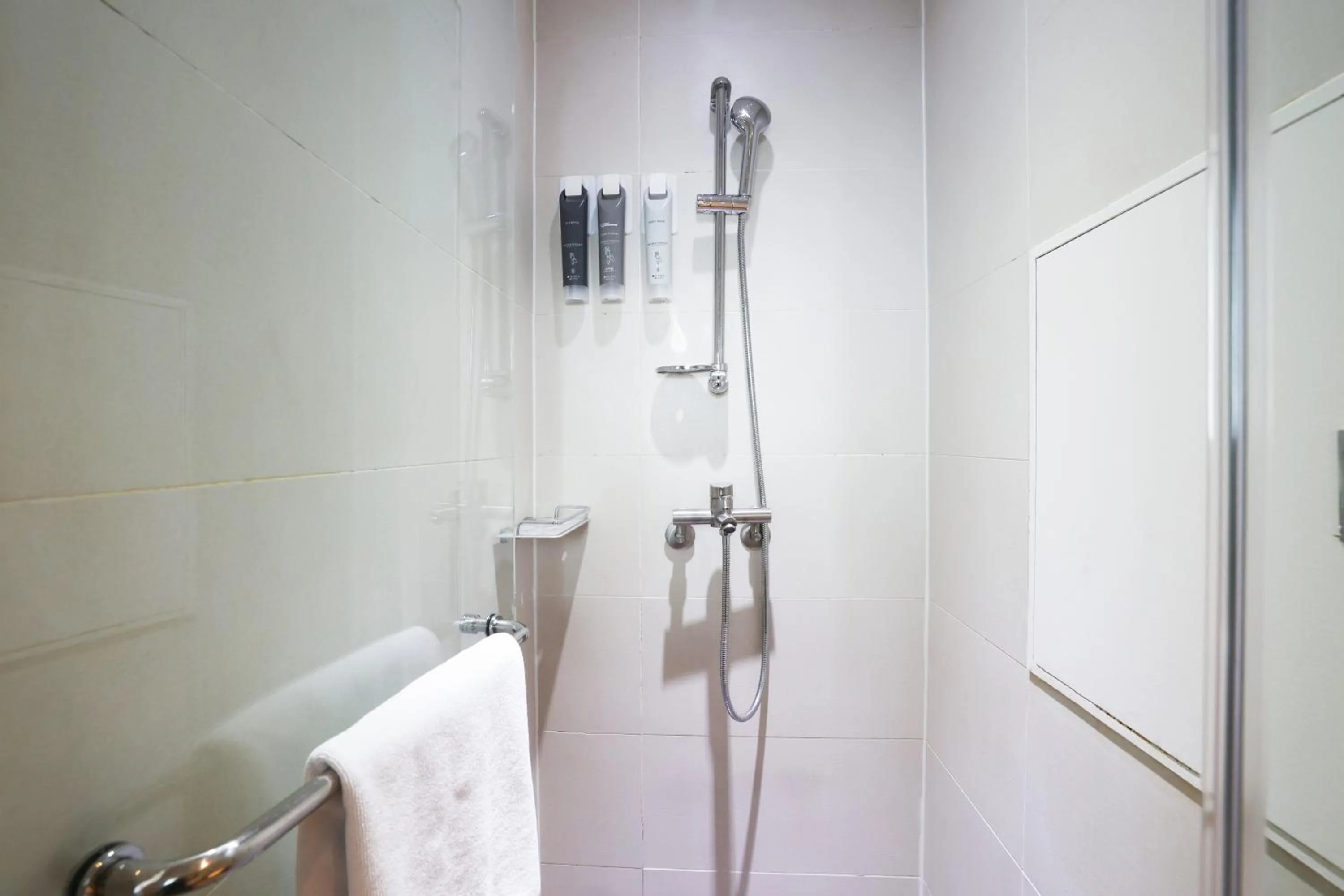 Toilet in Seoul Hotel ShinShin Myeongdong