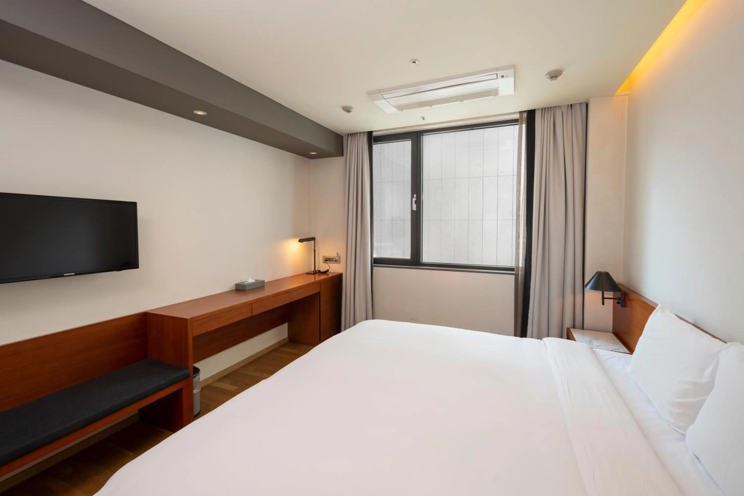 Photo of the whole room, Bed in Seoul Hotel ShinShin Myeongdong