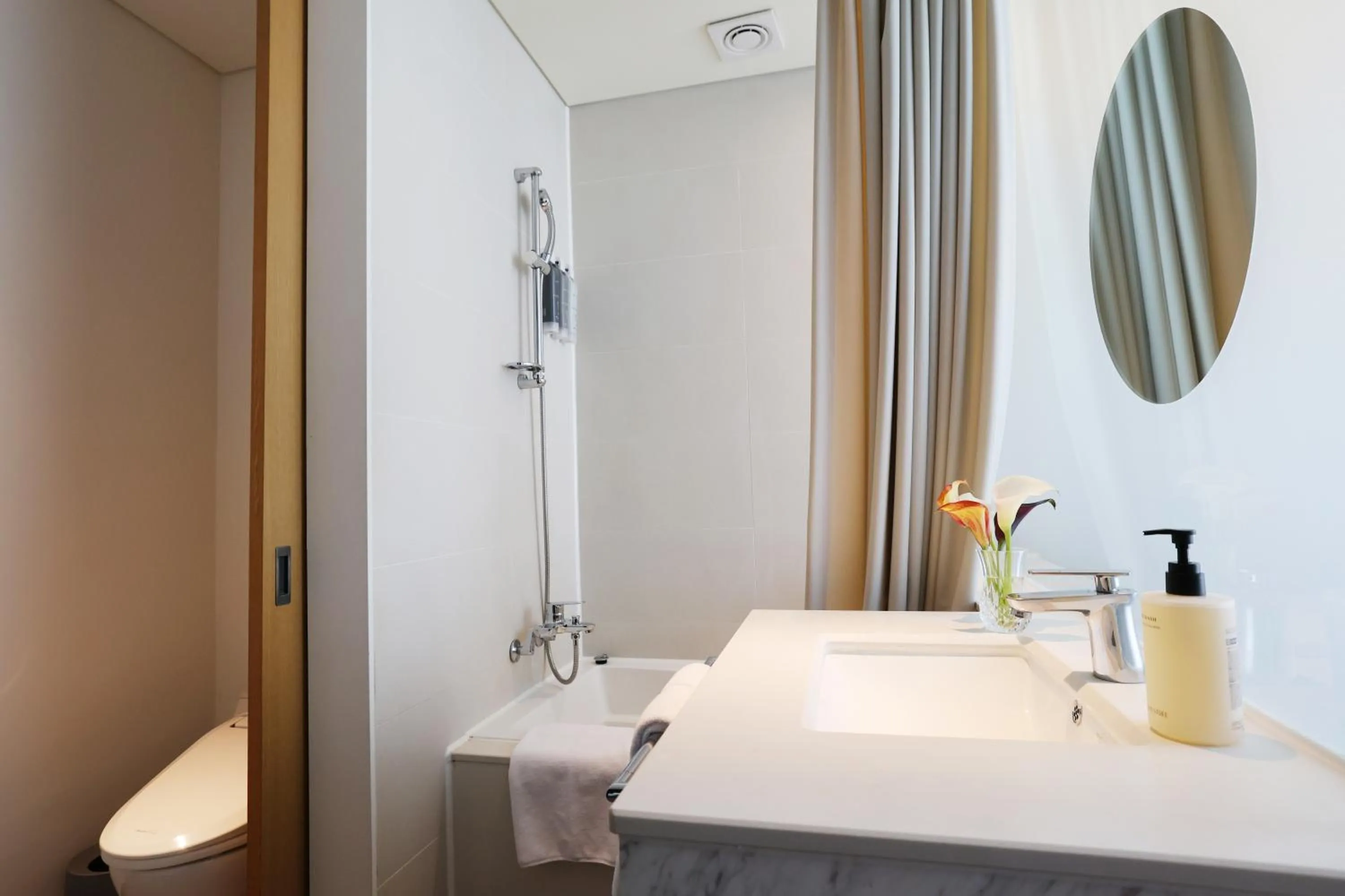 Toilet, Bed in Seoul Hotel ShinShin Myeongdong