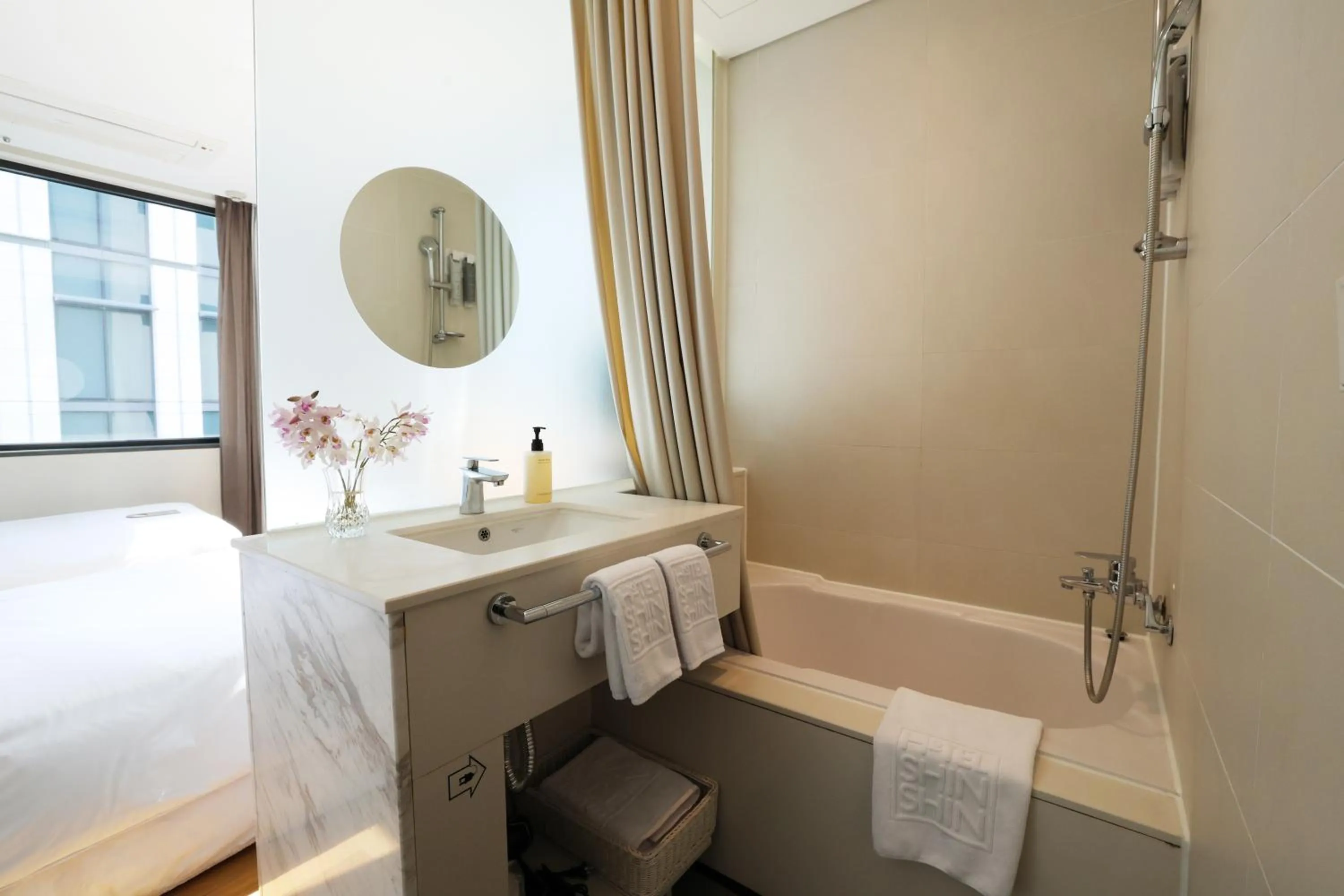 Toilet in Seoul Hotel ShinShin Myeongdong