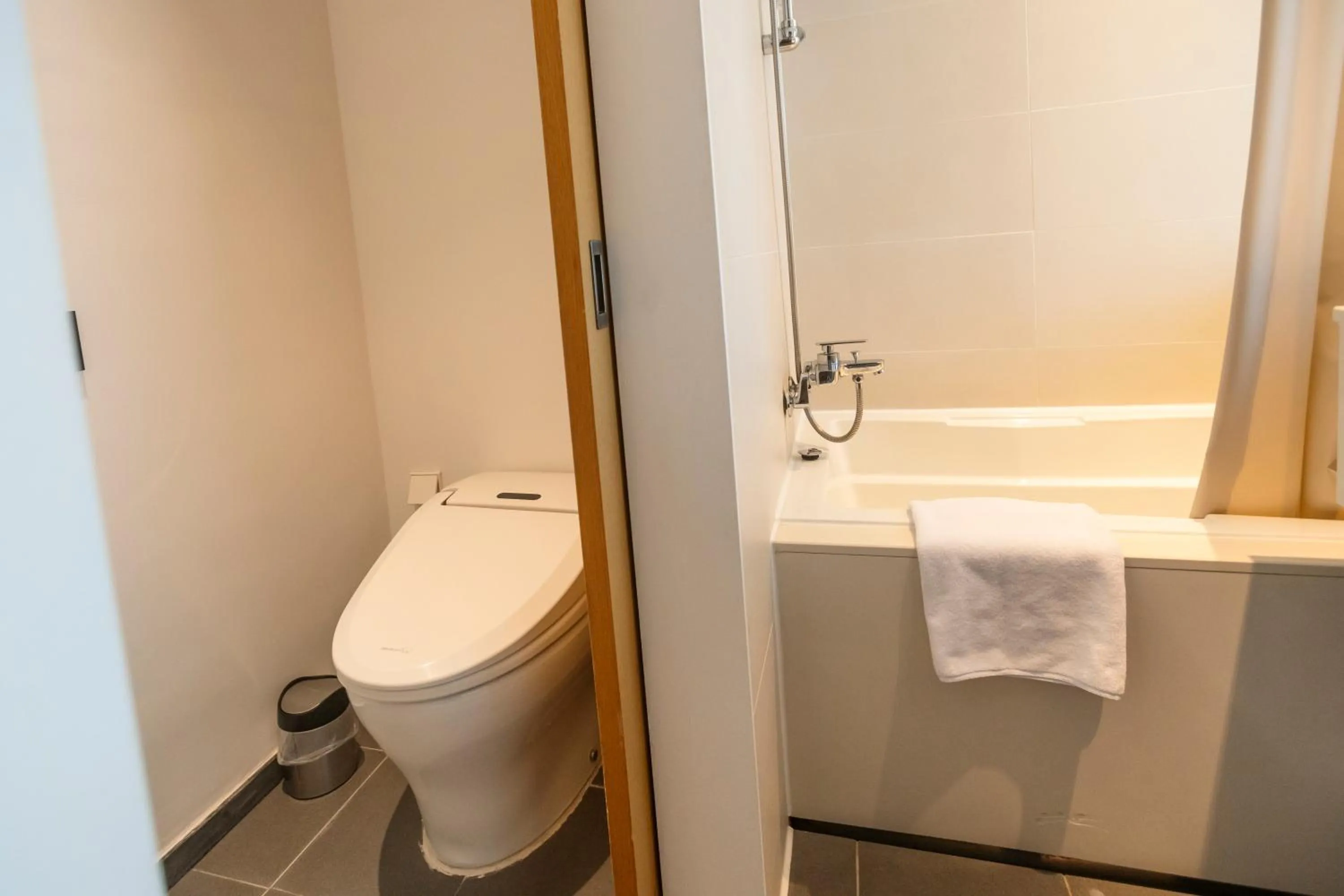 Toilet in Seoul Hotel ShinShin Myeongdong