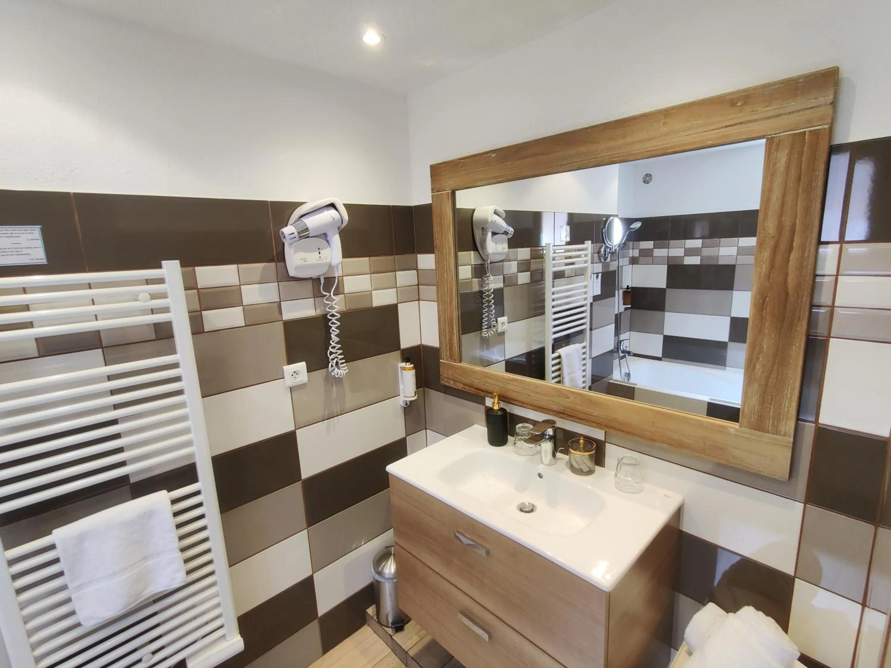 Bathroom in Le Roc E Fiori Hotel - Teritoria