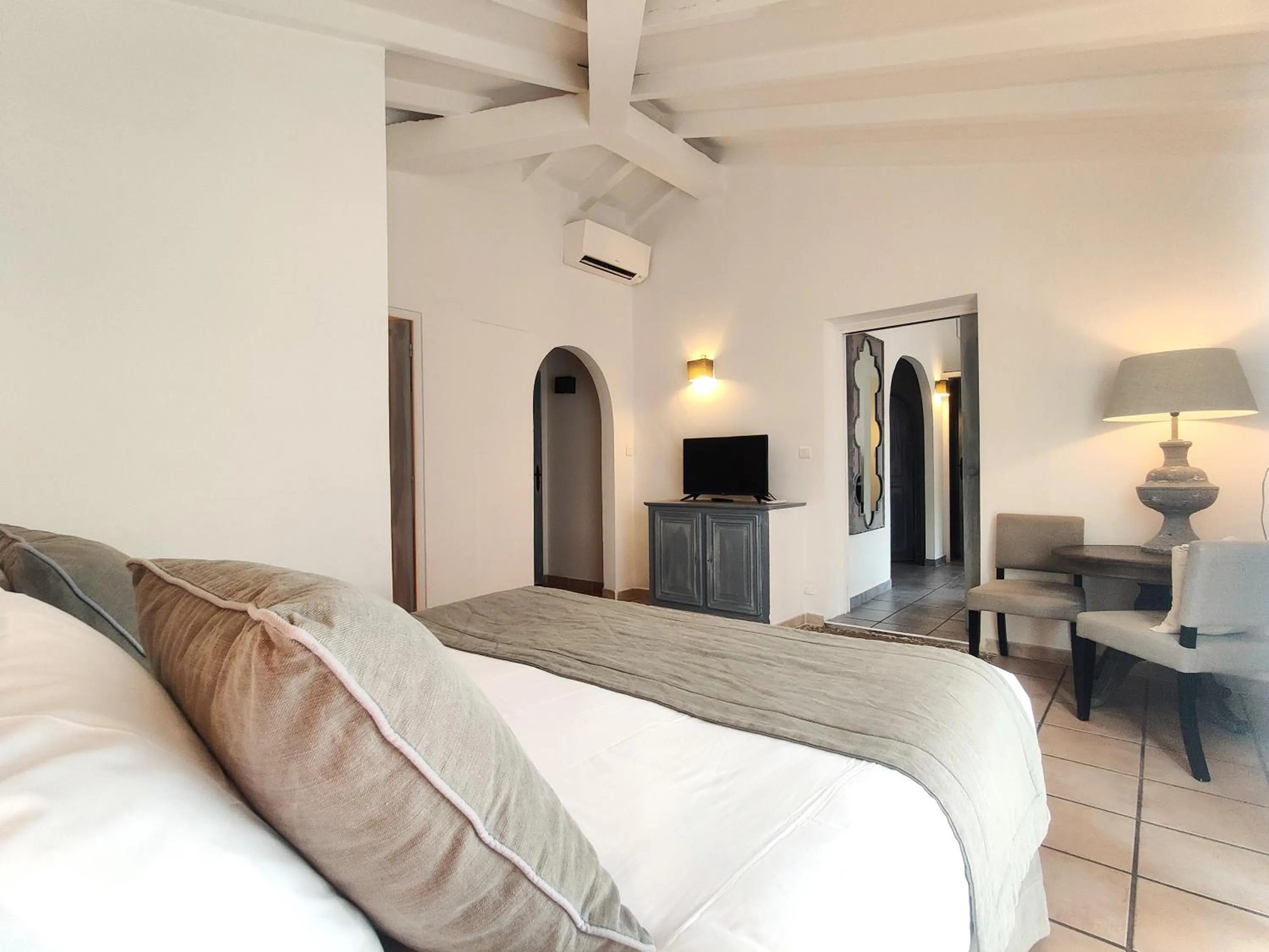 Photo of the whole room, Bed in Le Roc E Fiori Hotel - Teritoria