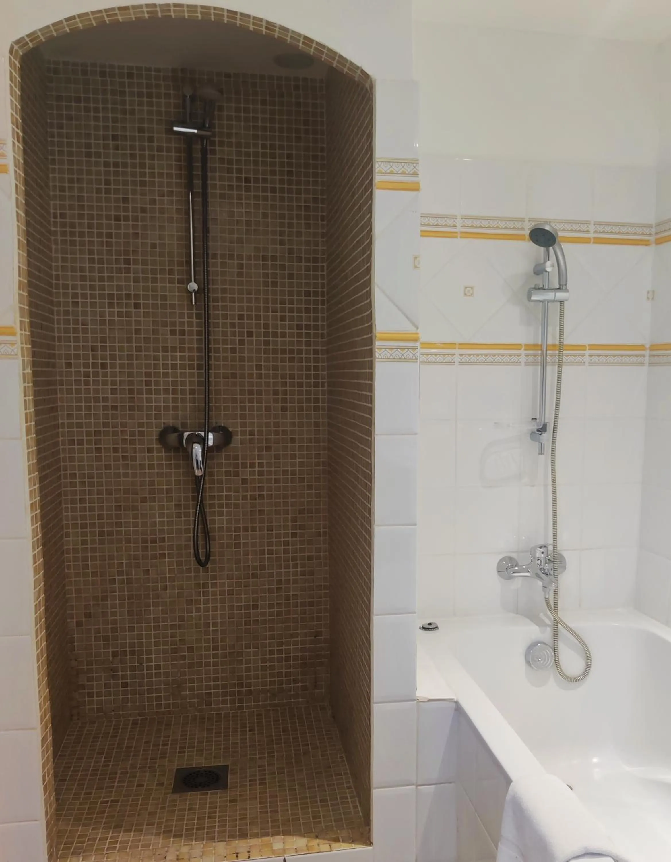 Shower in Le Roc E Fiori Hotel - Teritoria