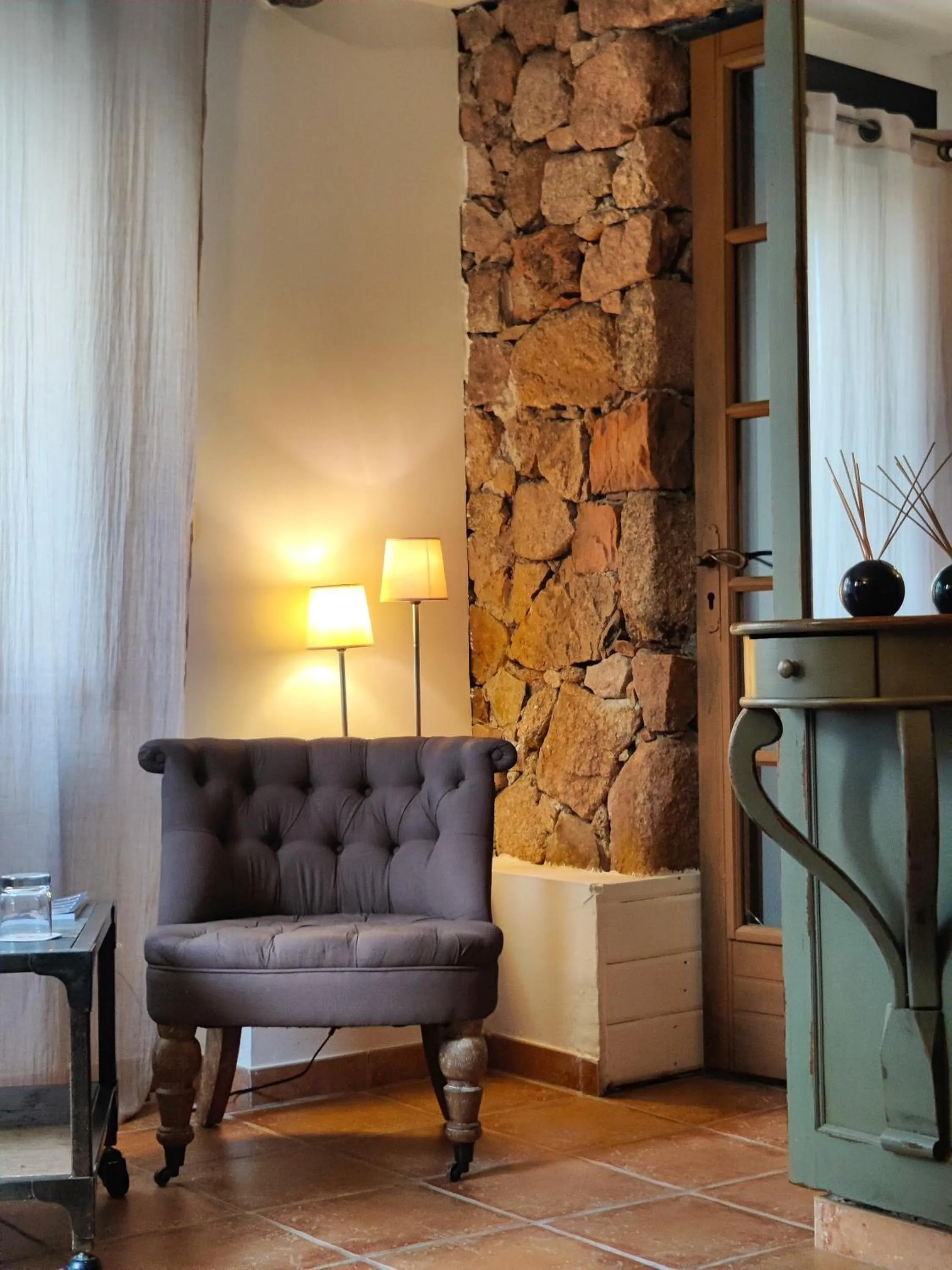 Seating area in Le Roc E Fiori Hotel - Teritoria