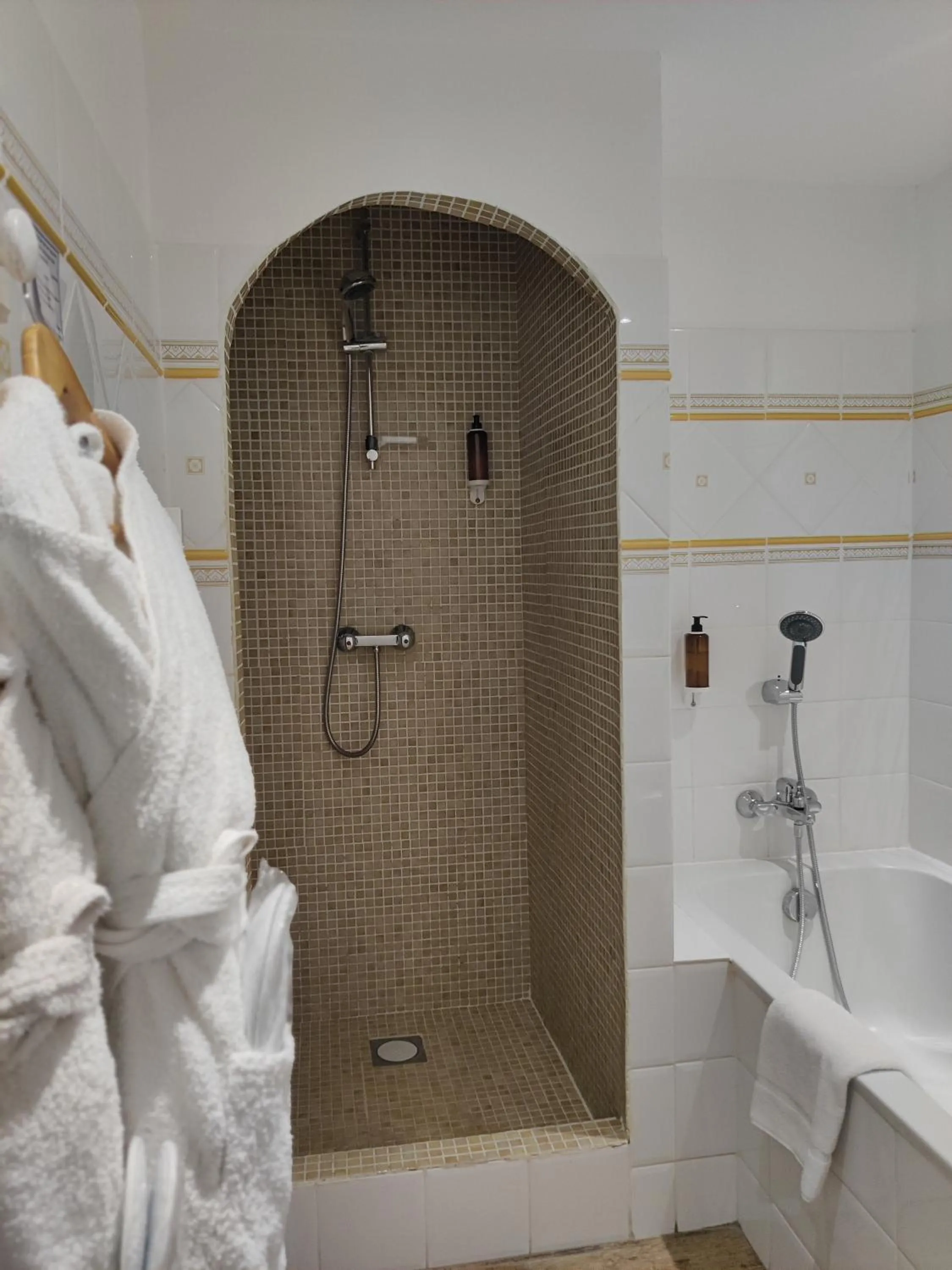 Shower in Le Roc E Fiori Hotel - Teritoria