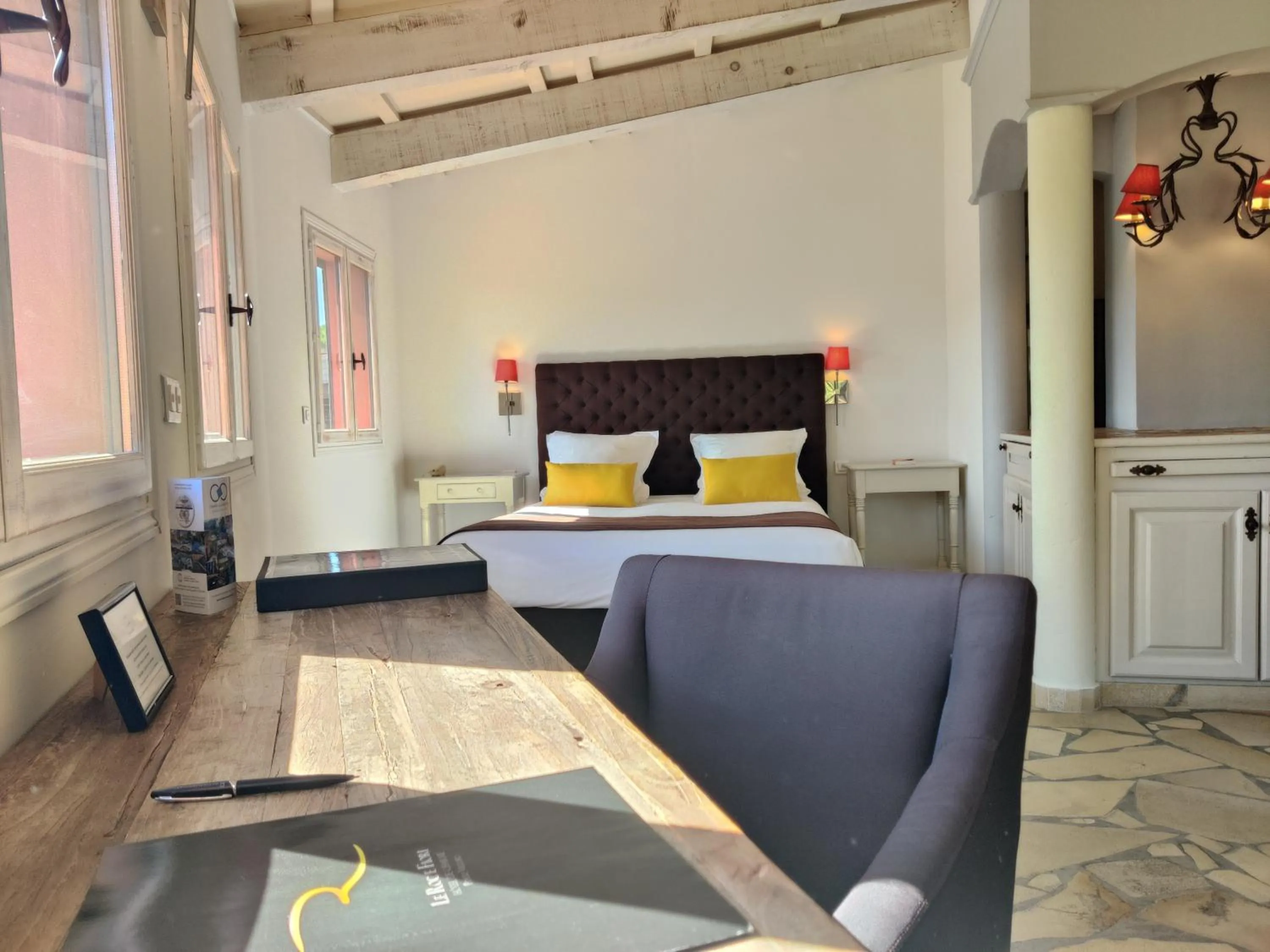 Seating area, Bed in Le Roc E Fiori Hotel - Teritoria