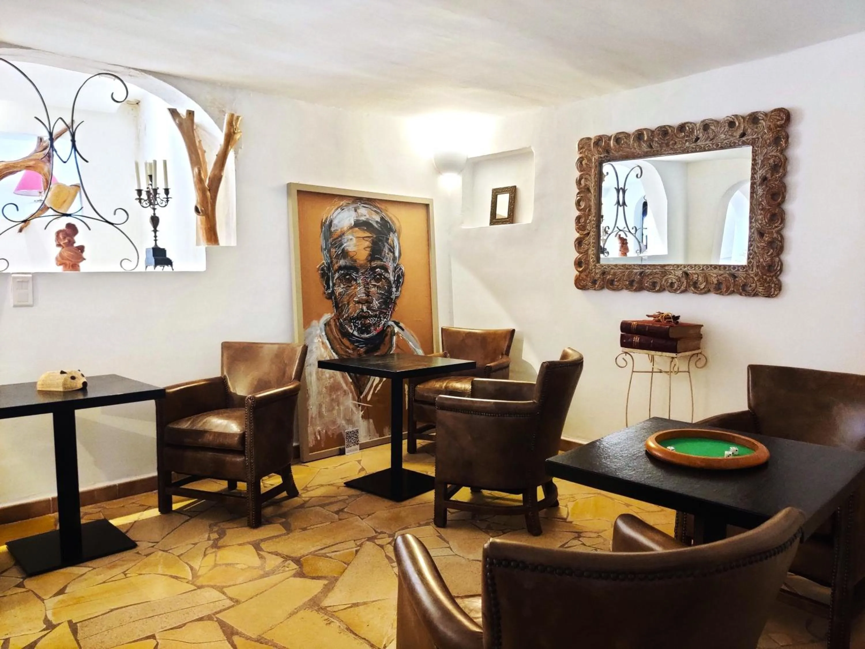 Lounge or bar in Le Roc E Fiori Hotel - Teritoria