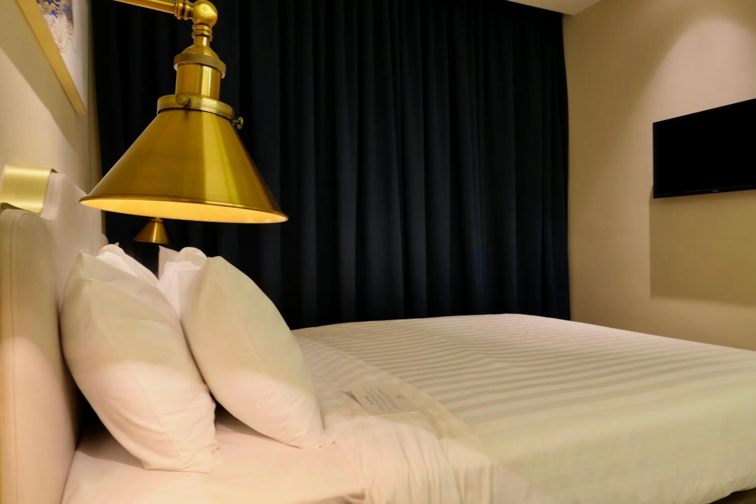 Bed in Le Embassy Hotel Georgetown