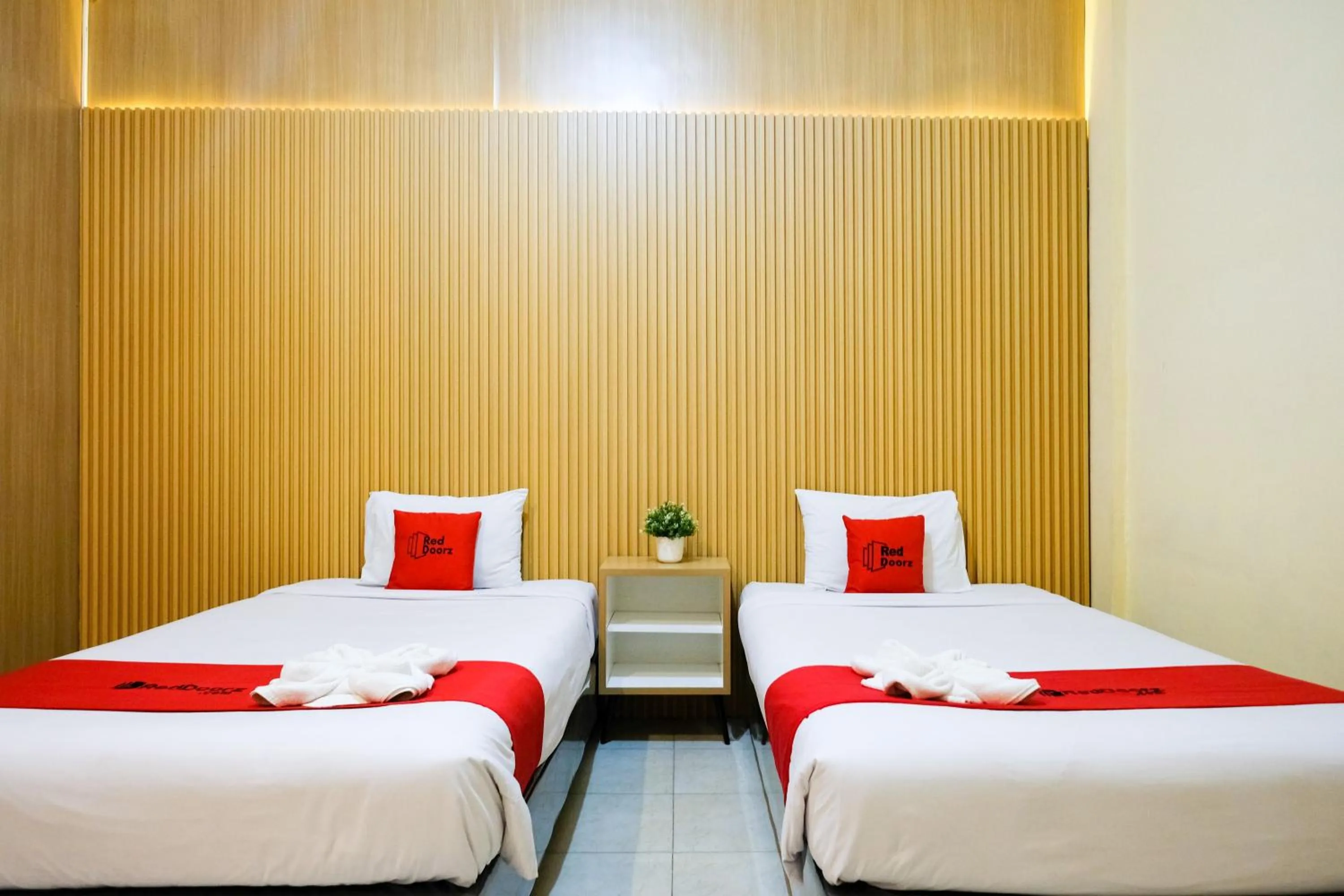 Bedroom, Bed in RedDoorz at MM Guesthouse Yogyakarta