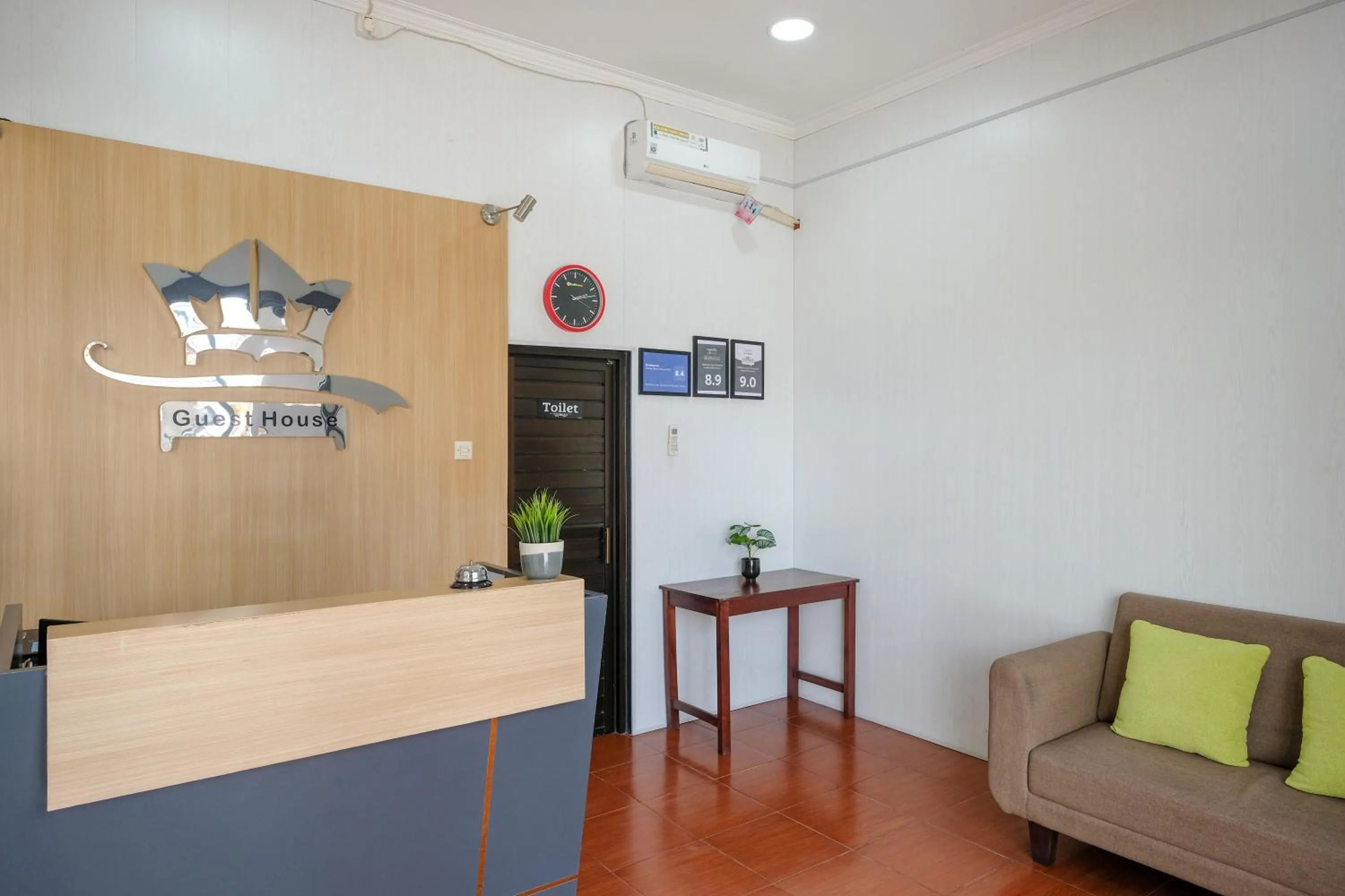 Lobby or reception in RedDoorz at MM Guesthouse Yogyakarta