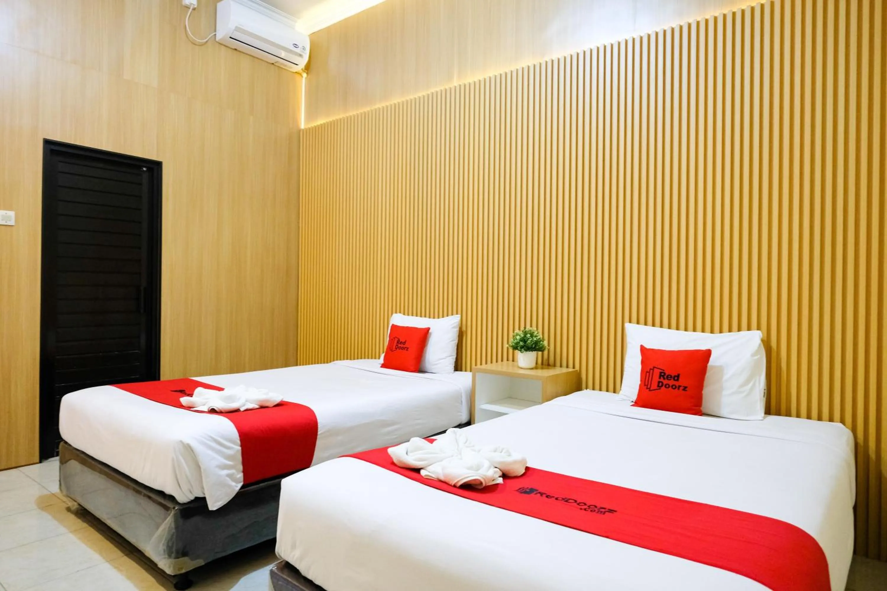 Bedroom, Bed in RedDoorz at MM Guesthouse Yogyakarta