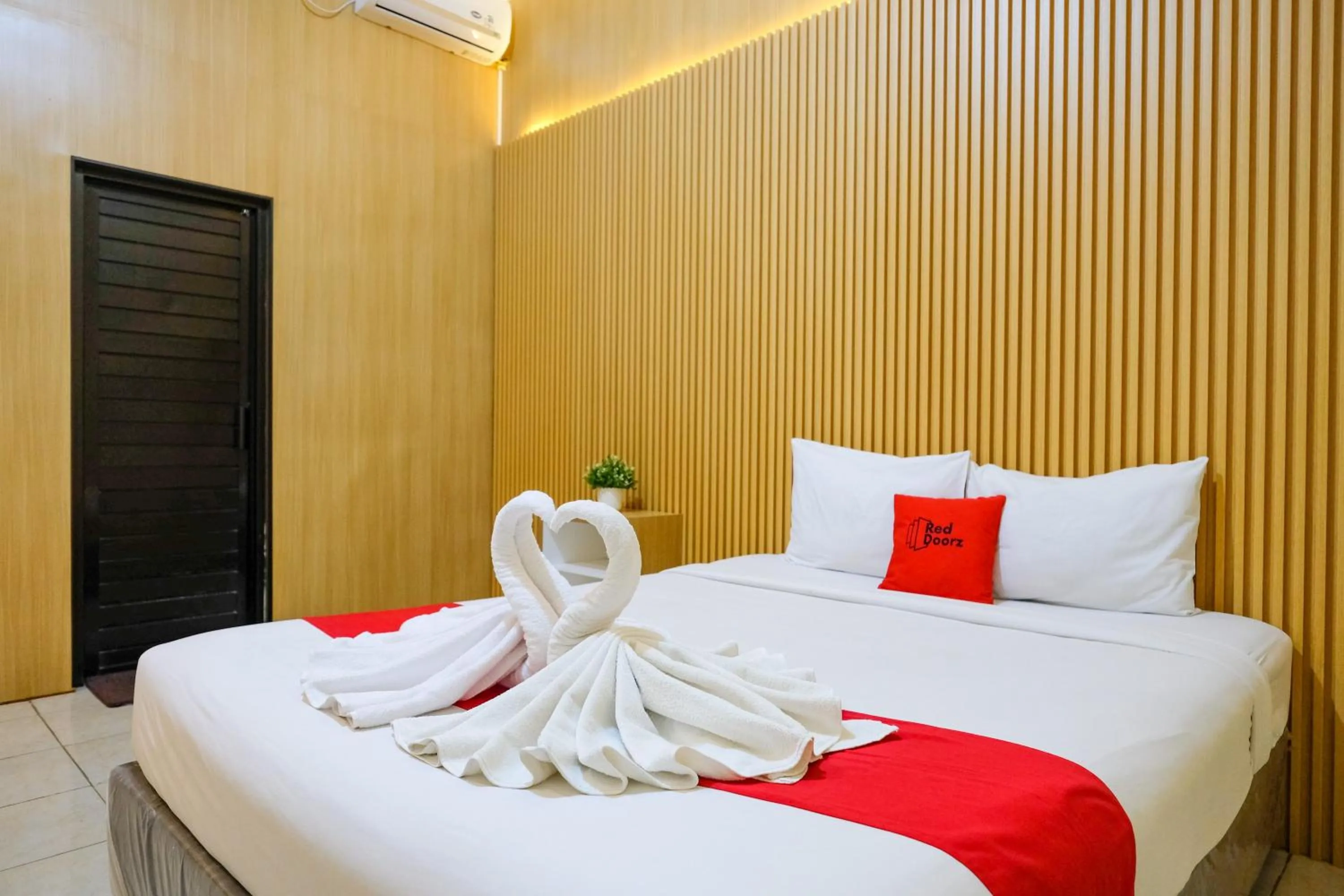 Bedroom, Bed in RedDoorz at MM Guesthouse Yogyakarta