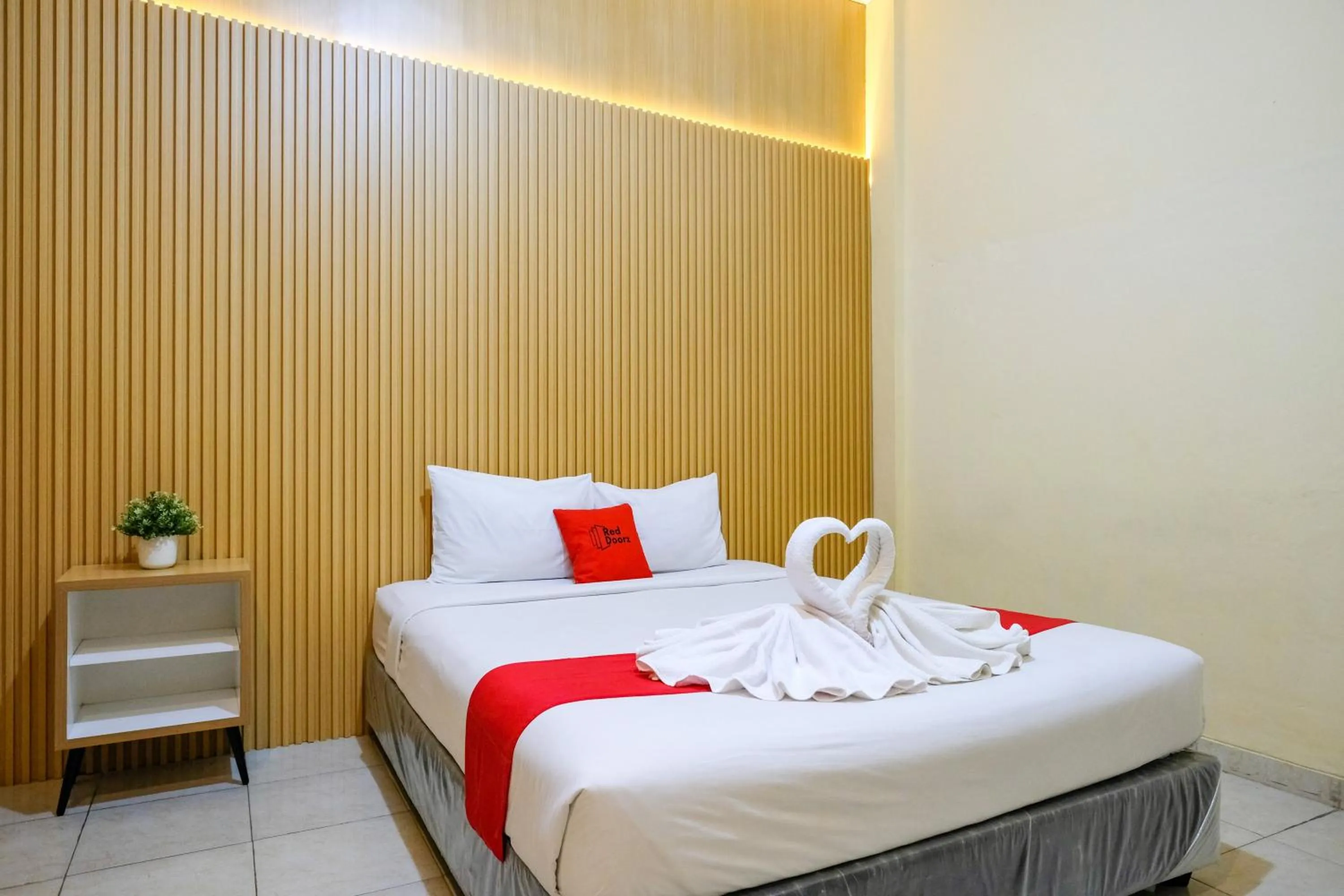 Bedroom, Bed in RedDoorz at MM Guesthouse Yogyakarta