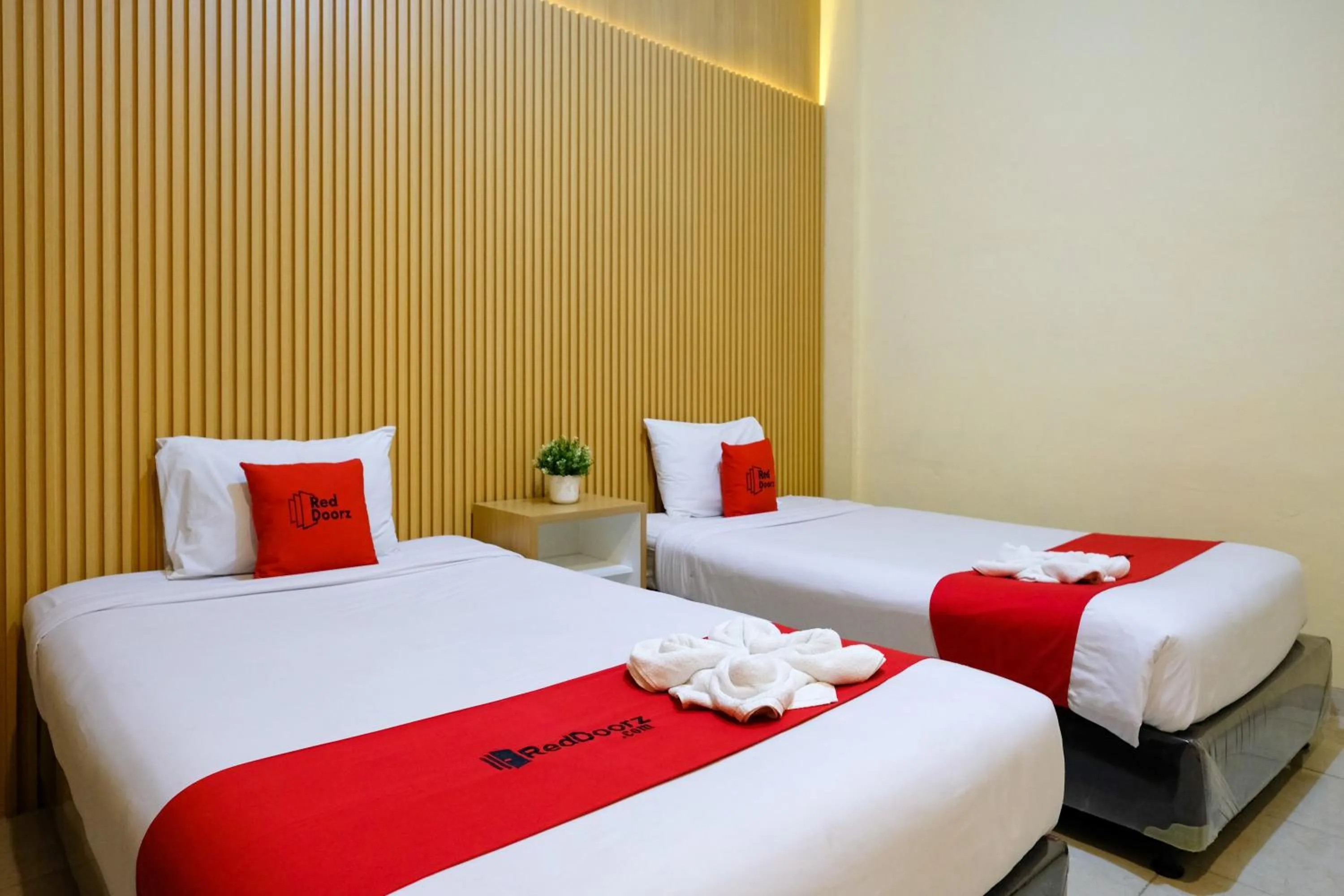 Bedroom, Bed in RedDoorz at MM Guesthouse Yogyakarta