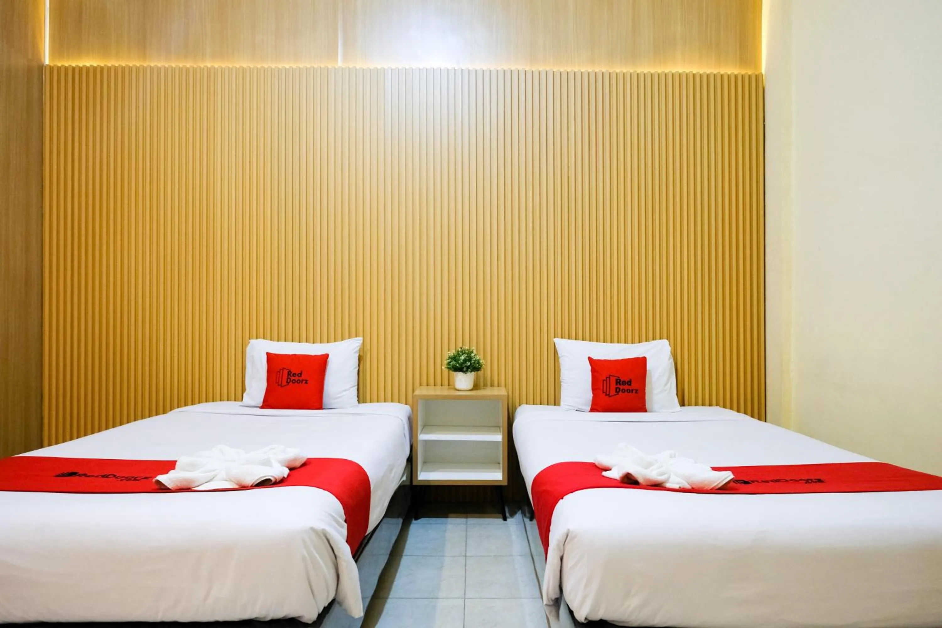 Bedroom, Bed in RedDoorz at MM Guesthouse Yogyakarta