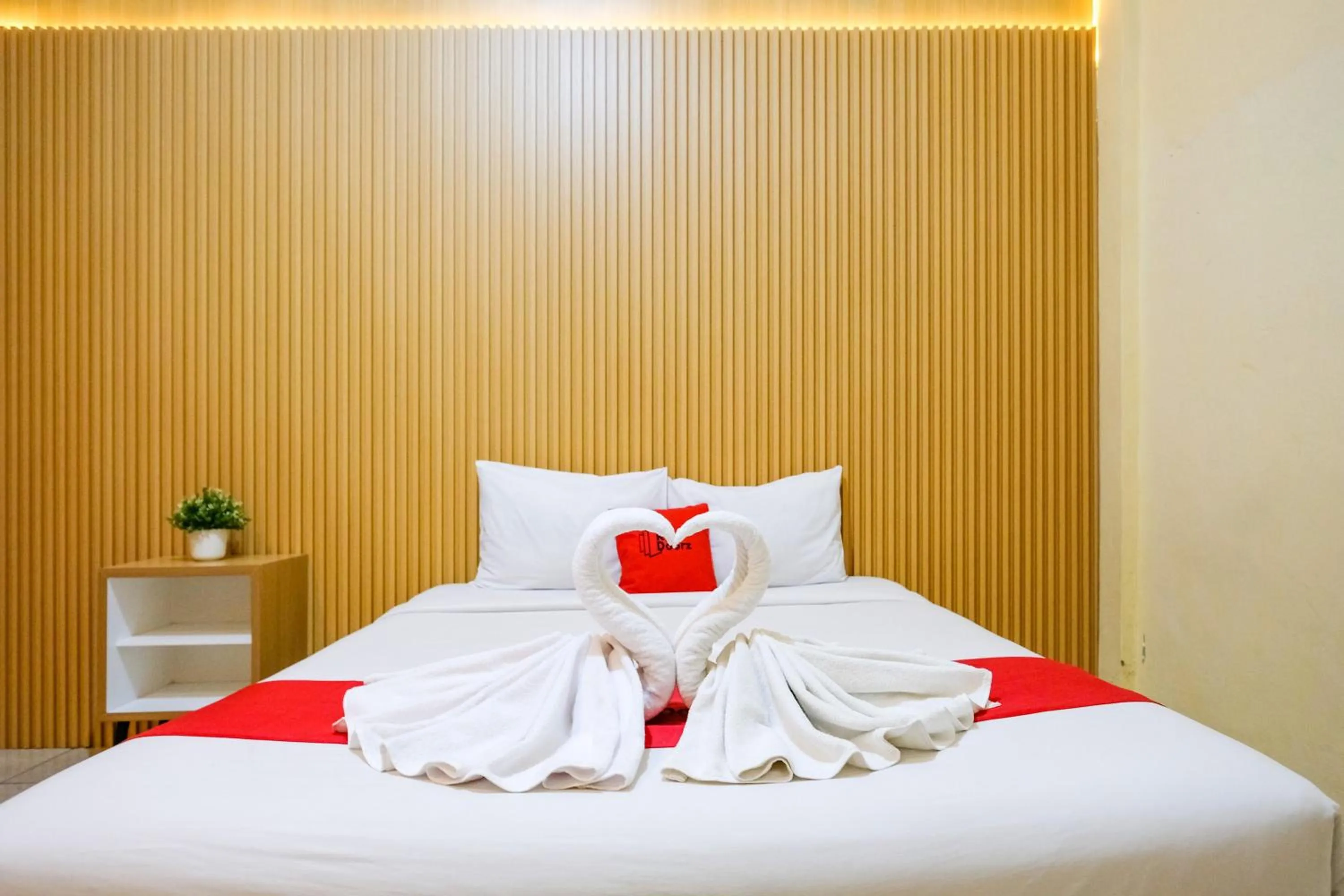 Bedroom, Bed in RedDoorz at MM Guesthouse Yogyakarta