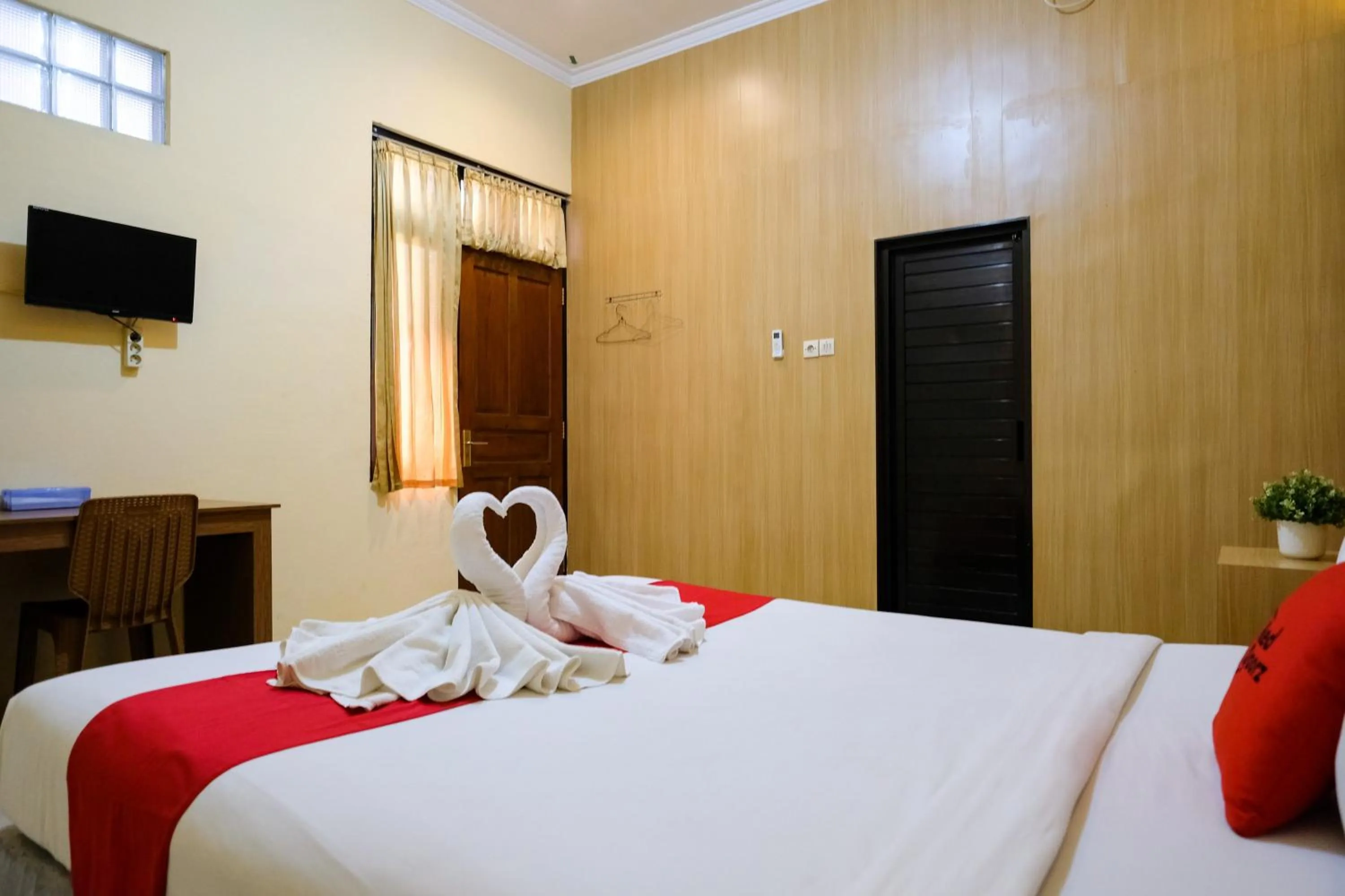 Bedroom, Bed in RedDoorz at MM Guesthouse Yogyakarta