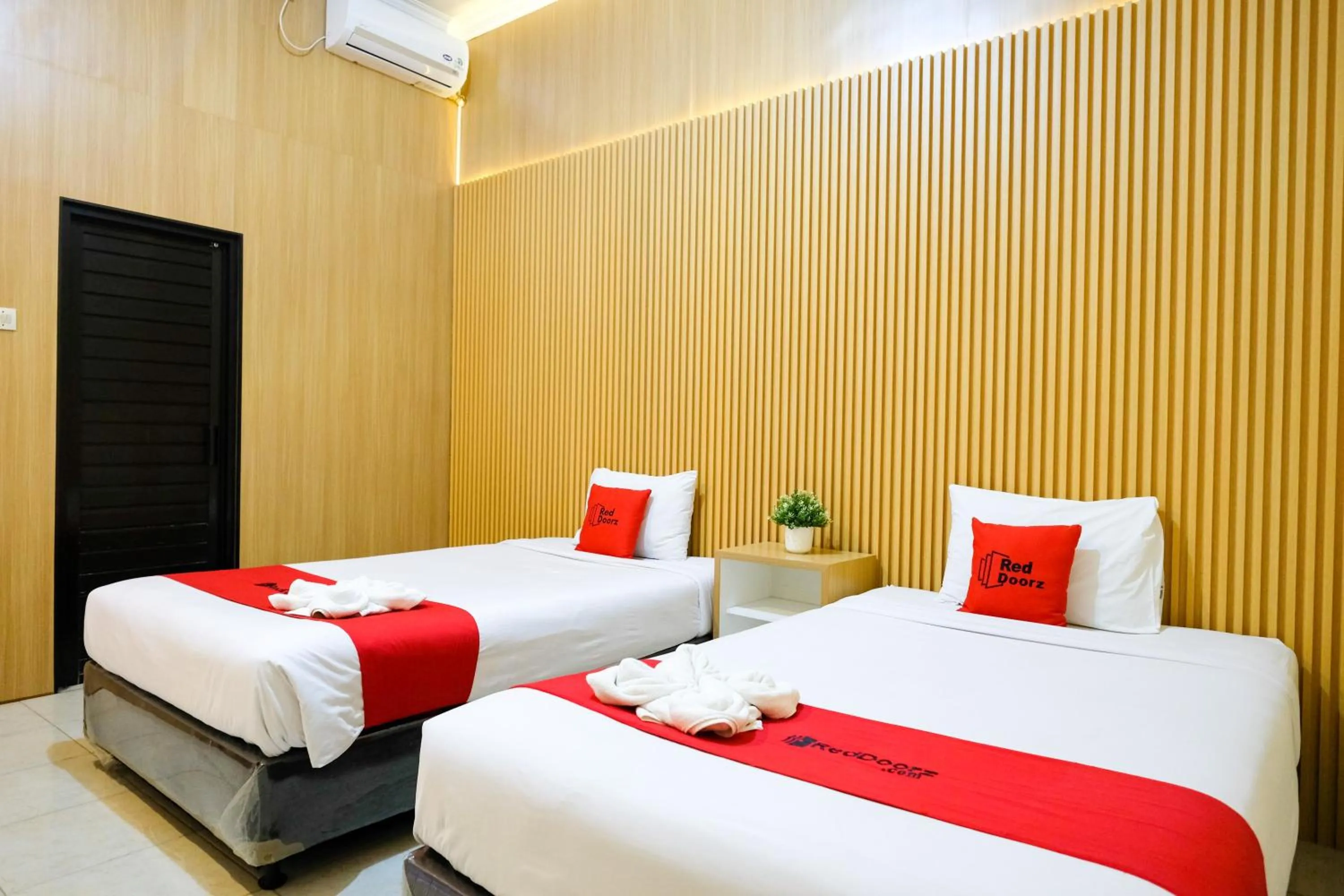 Bedroom, Bed in RedDoorz at MM Guesthouse Yogyakarta