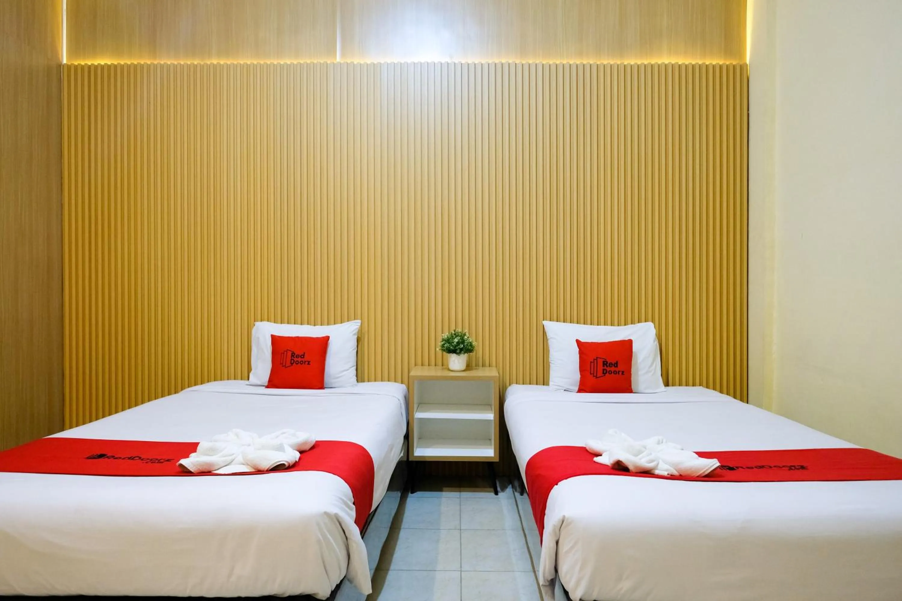 Bedroom, Bed in RedDoorz at MM Guesthouse Yogyakarta
