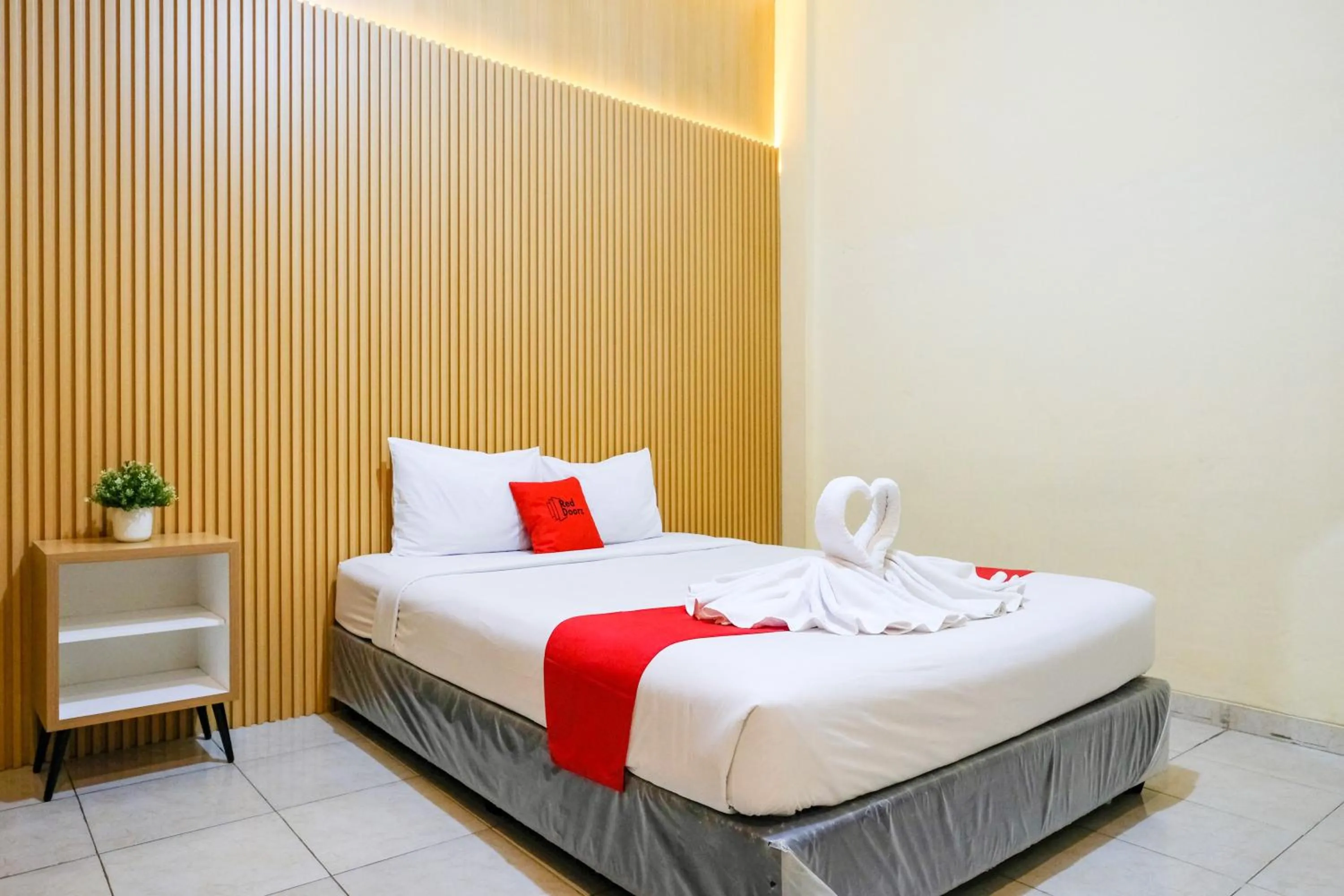 Bedroom, Bed in RedDoorz at MM Guesthouse Yogyakarta