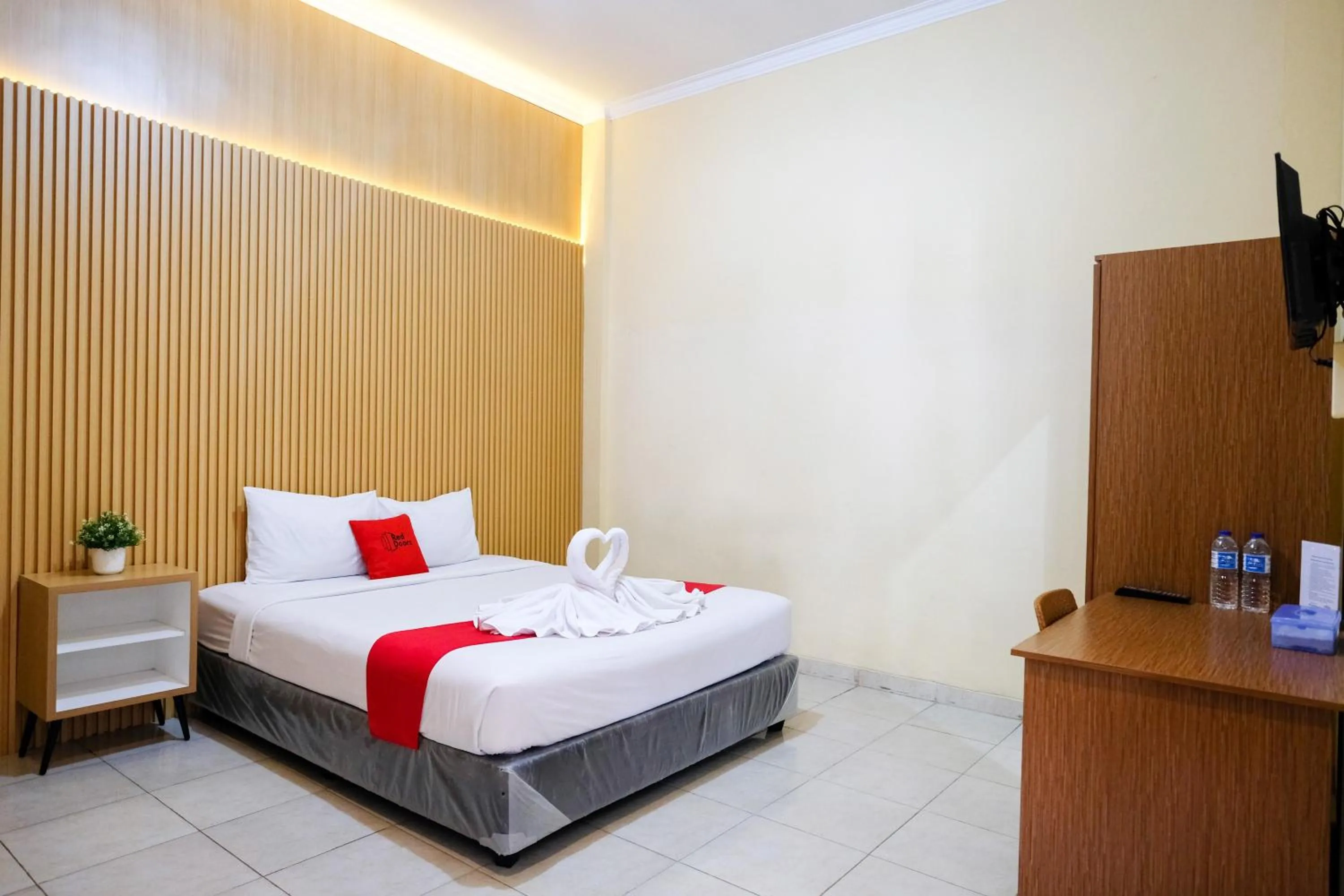 Bedroom, Bed in RedDoorz at MM Guesthouse Yogyakarta