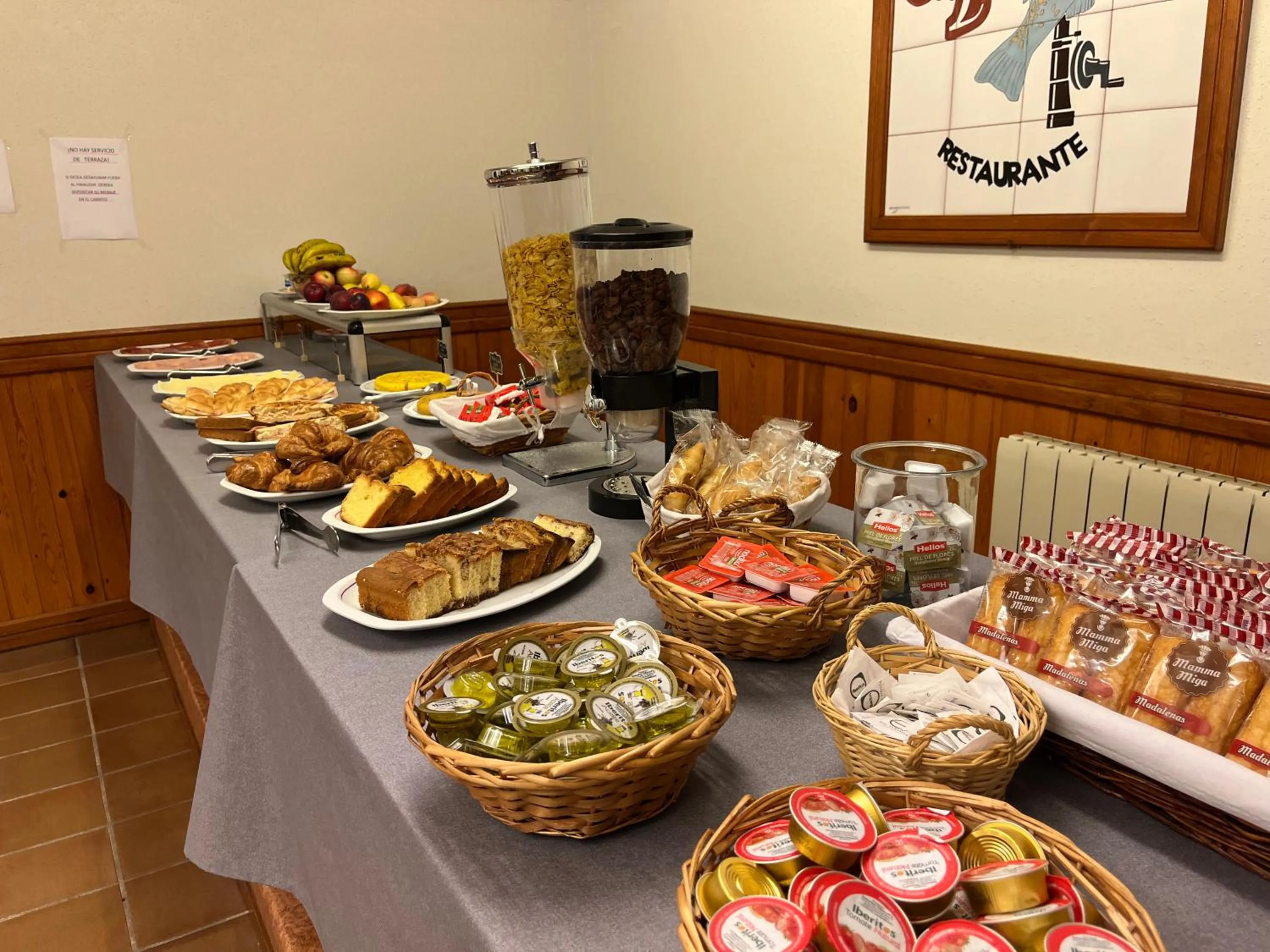 Buffet breakfast in Hotel Capitán