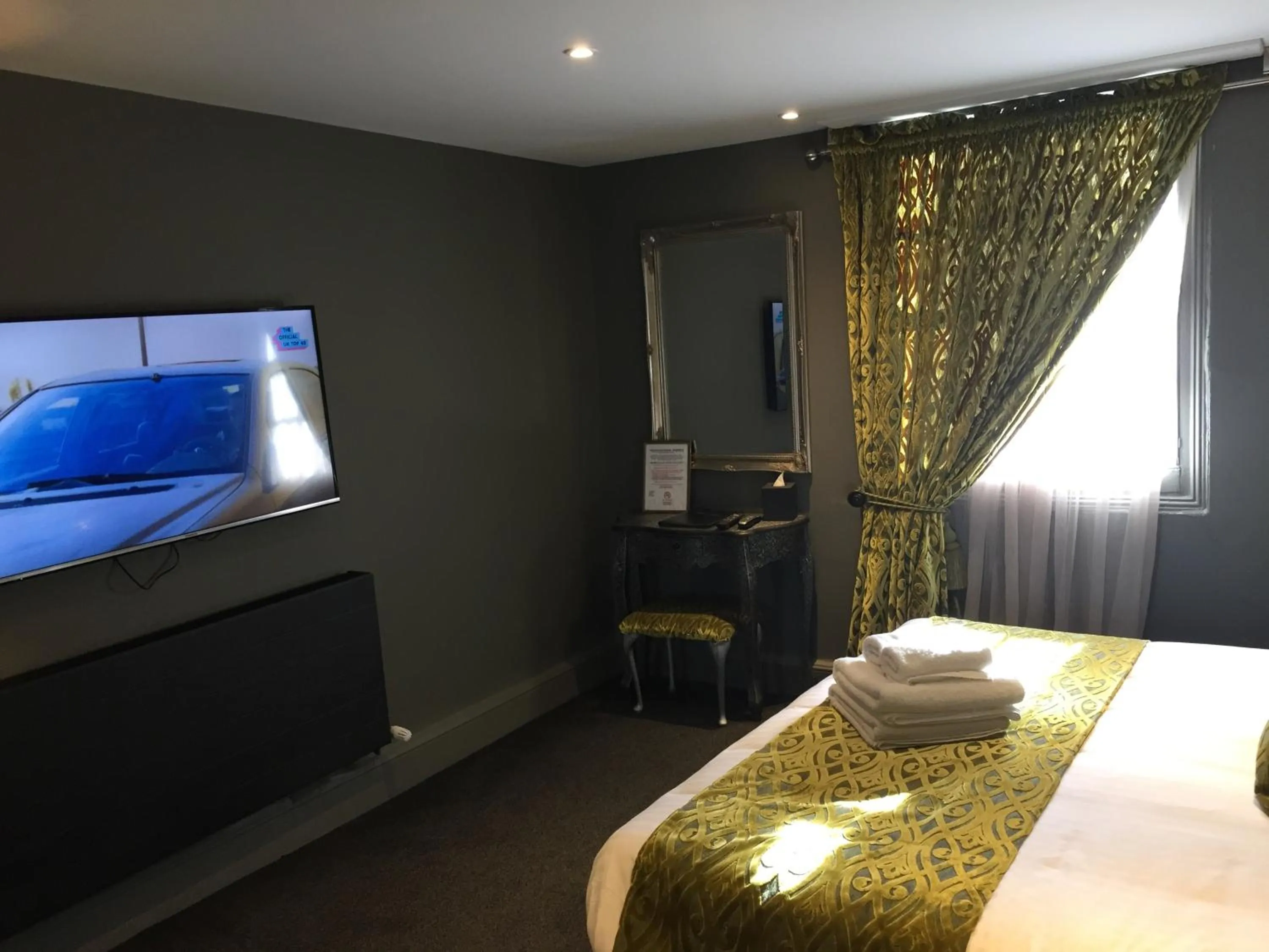 Bedroom, Bed in The Peacock