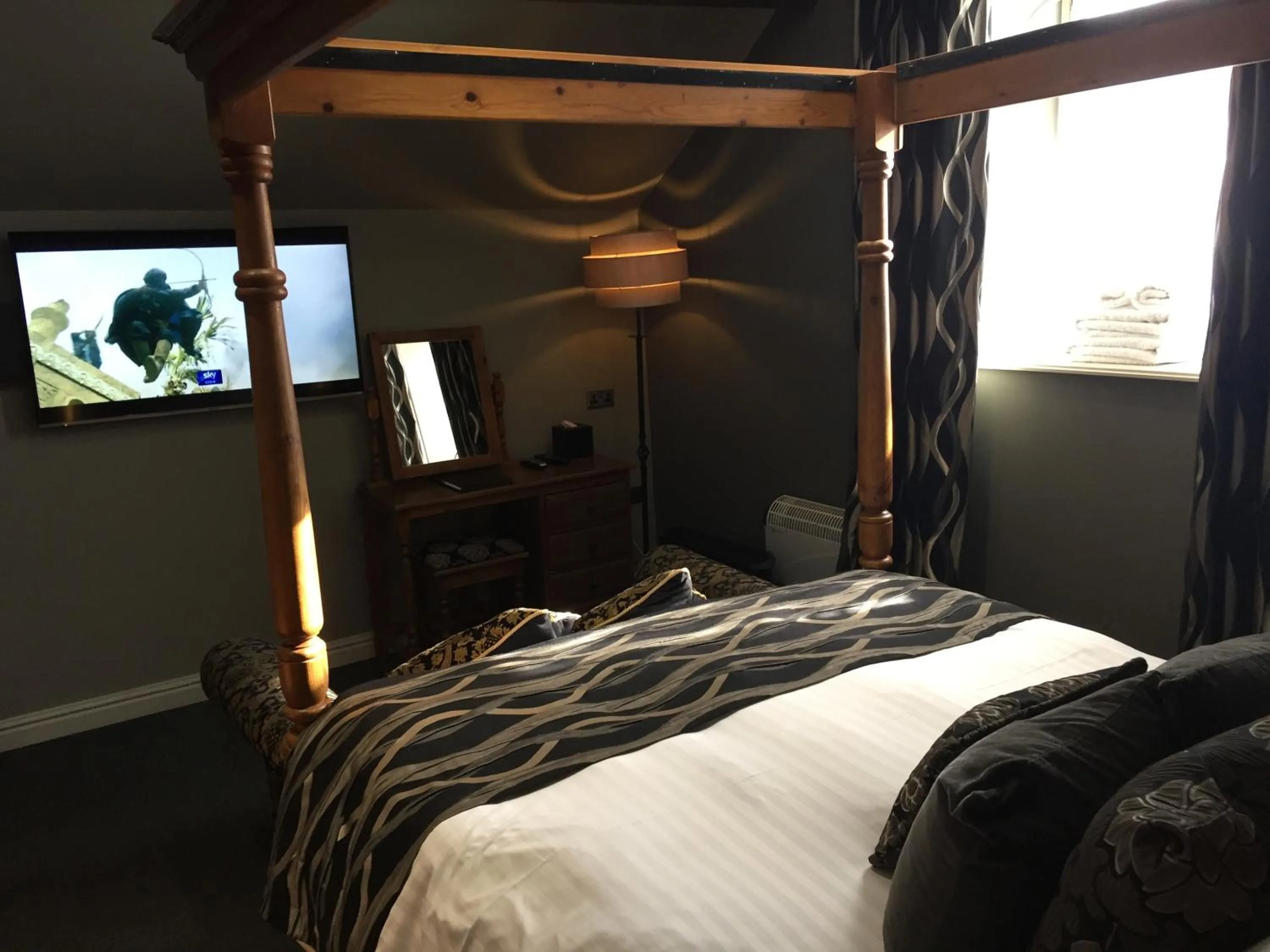 Bedroom, Bed in The Peacock