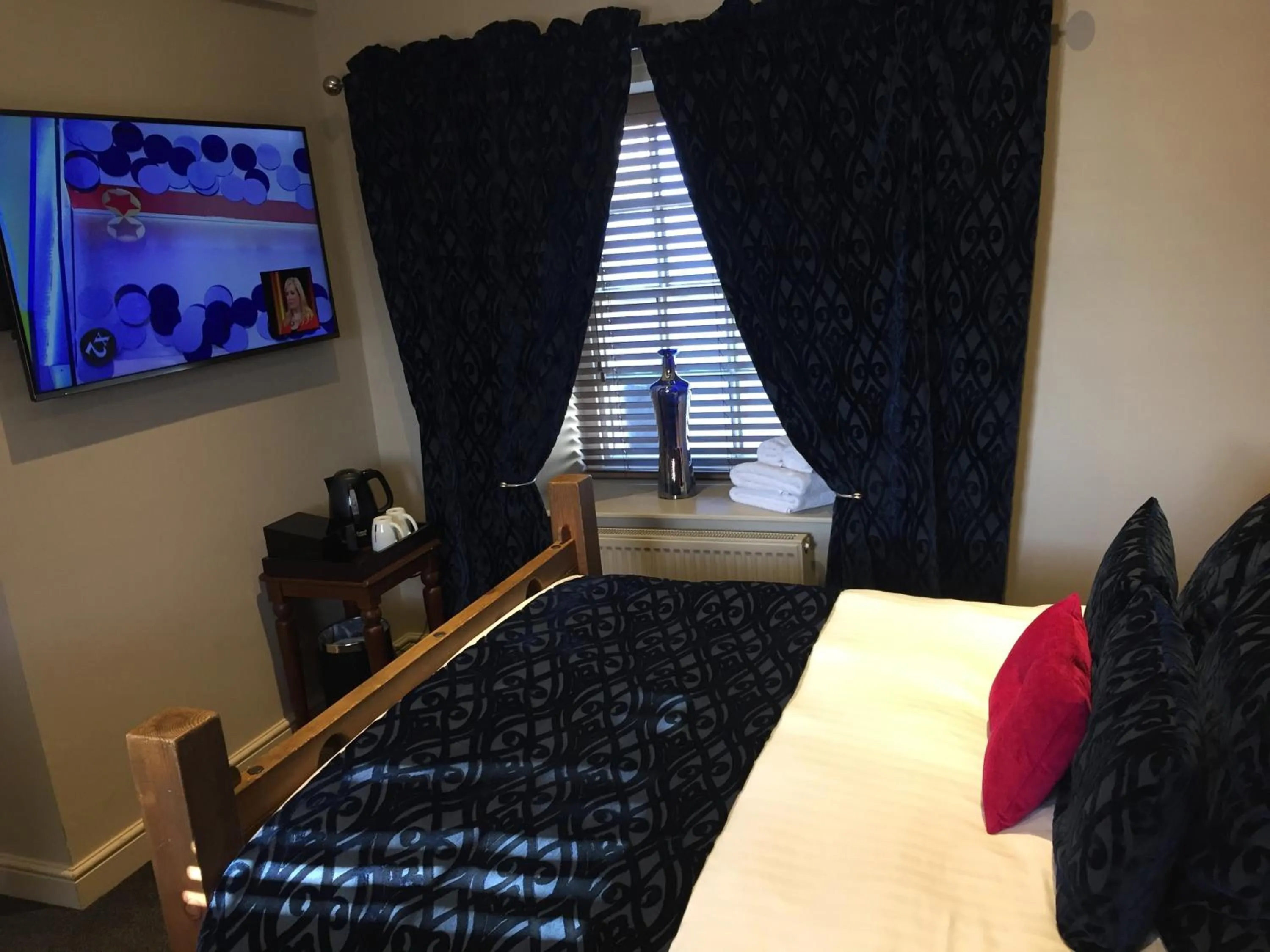 Bedroom, Bed in The Peacock