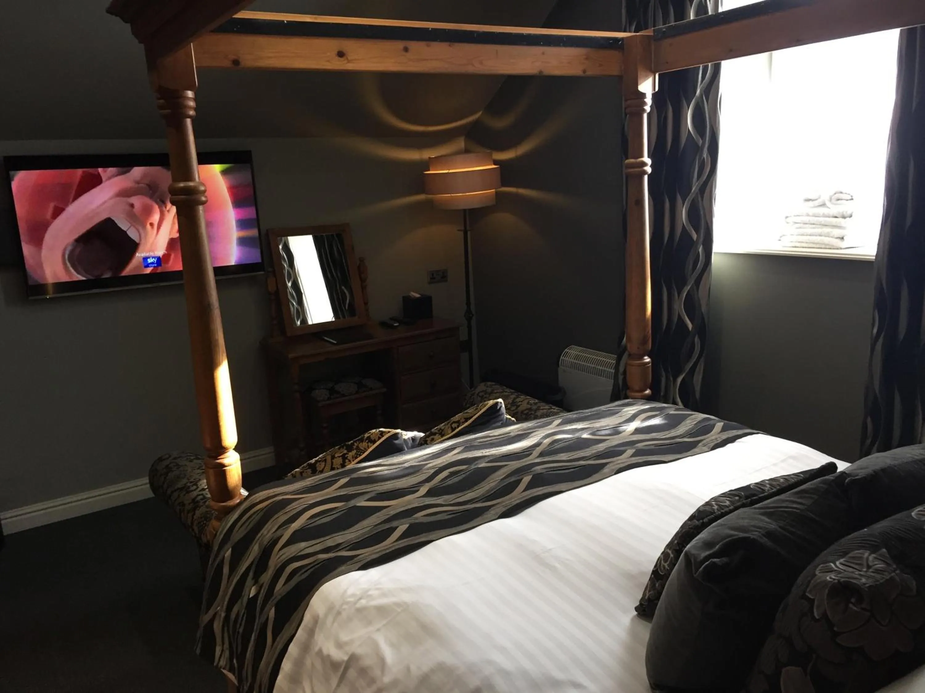 Bedroom, Bed in The Peacock