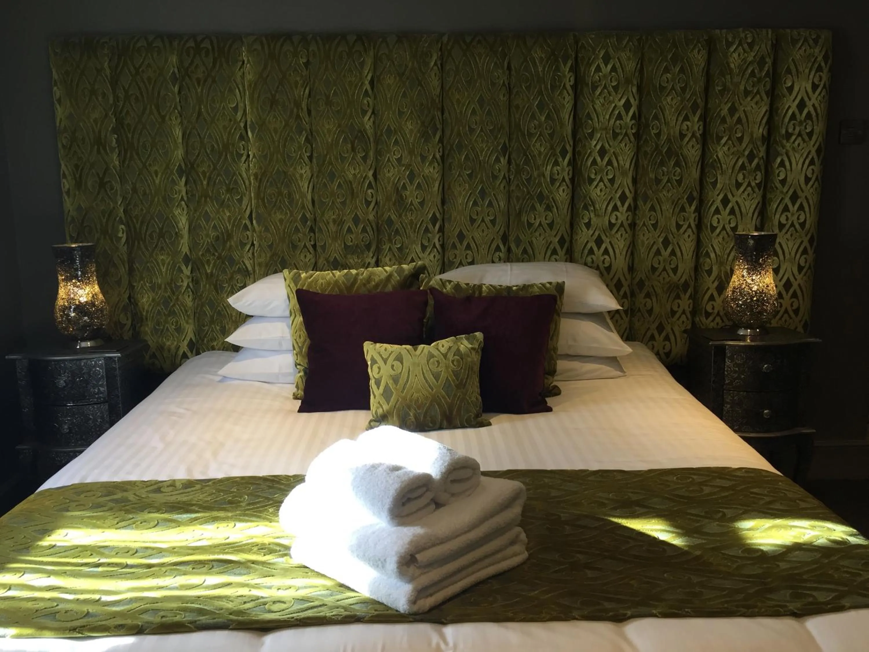 Bedroom, Bed in The Peacock