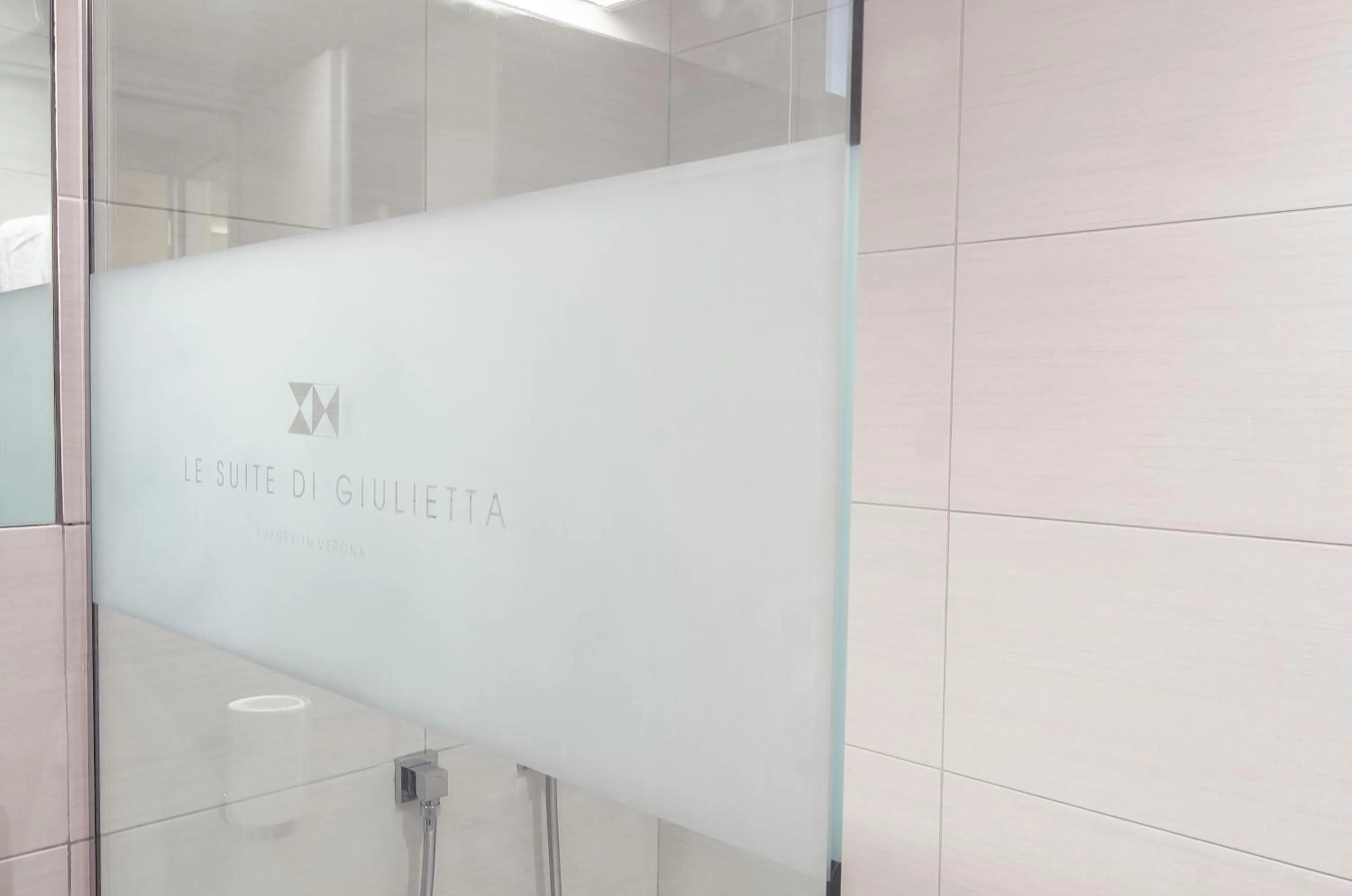 Shower in Le Suite Di Giulietta