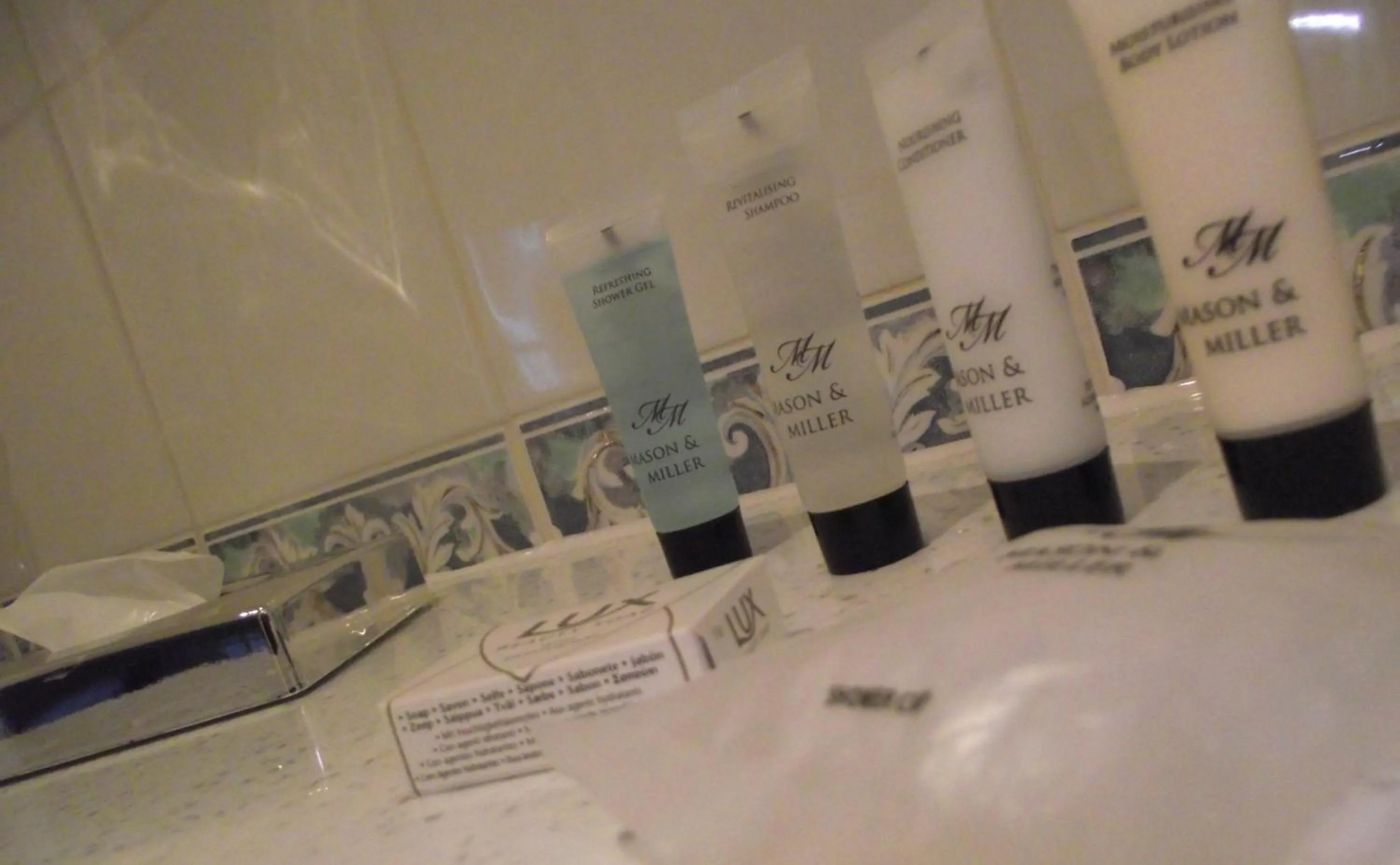 Bathroom in Sturdy`s Castle - Historic Coaching Inn near Blenheim Palace, Oxfordshire