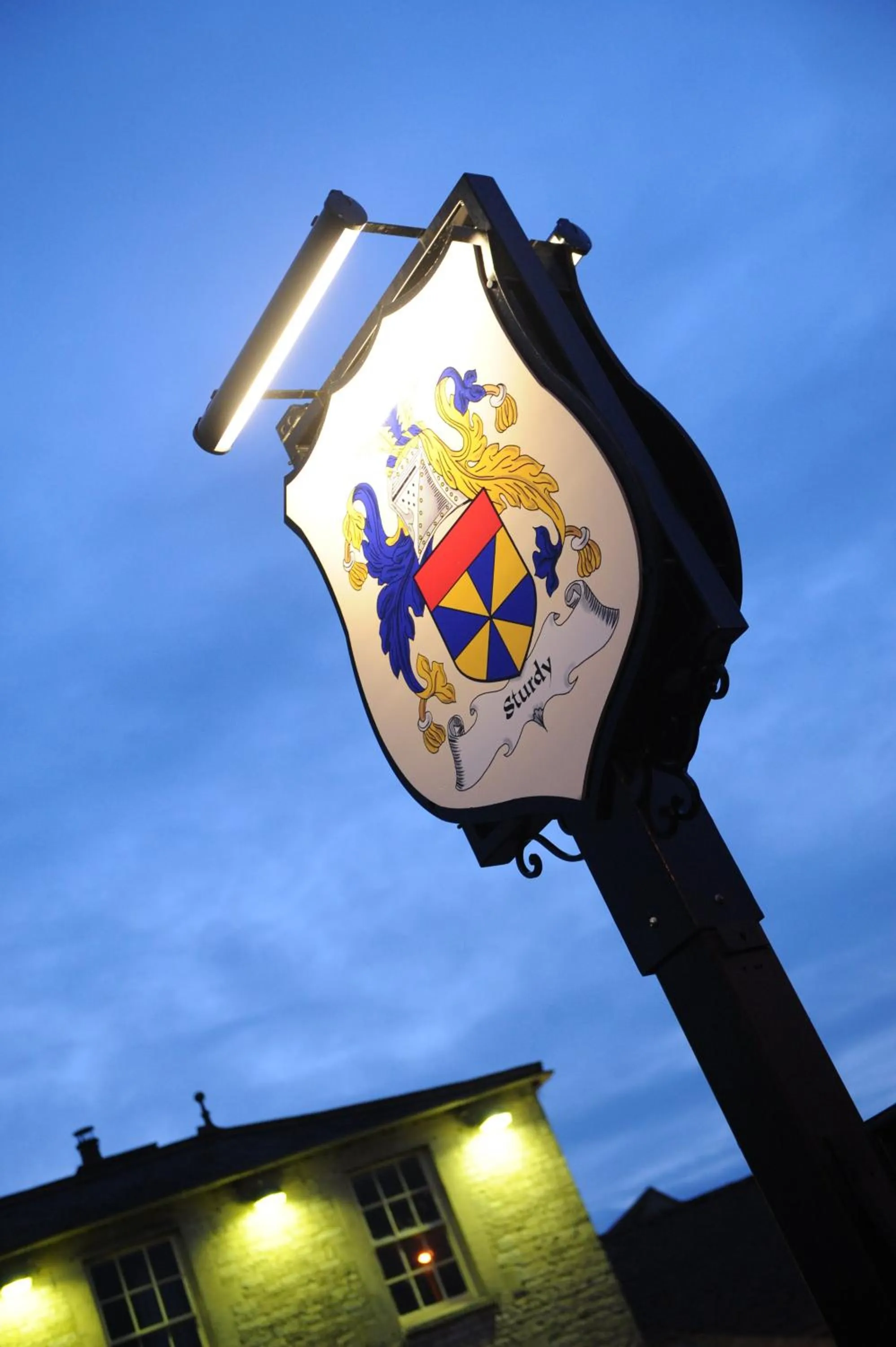 Night in Sturdy`s Castle - Historic Coaching Inn near Blenheim Palace, Oxfordshire