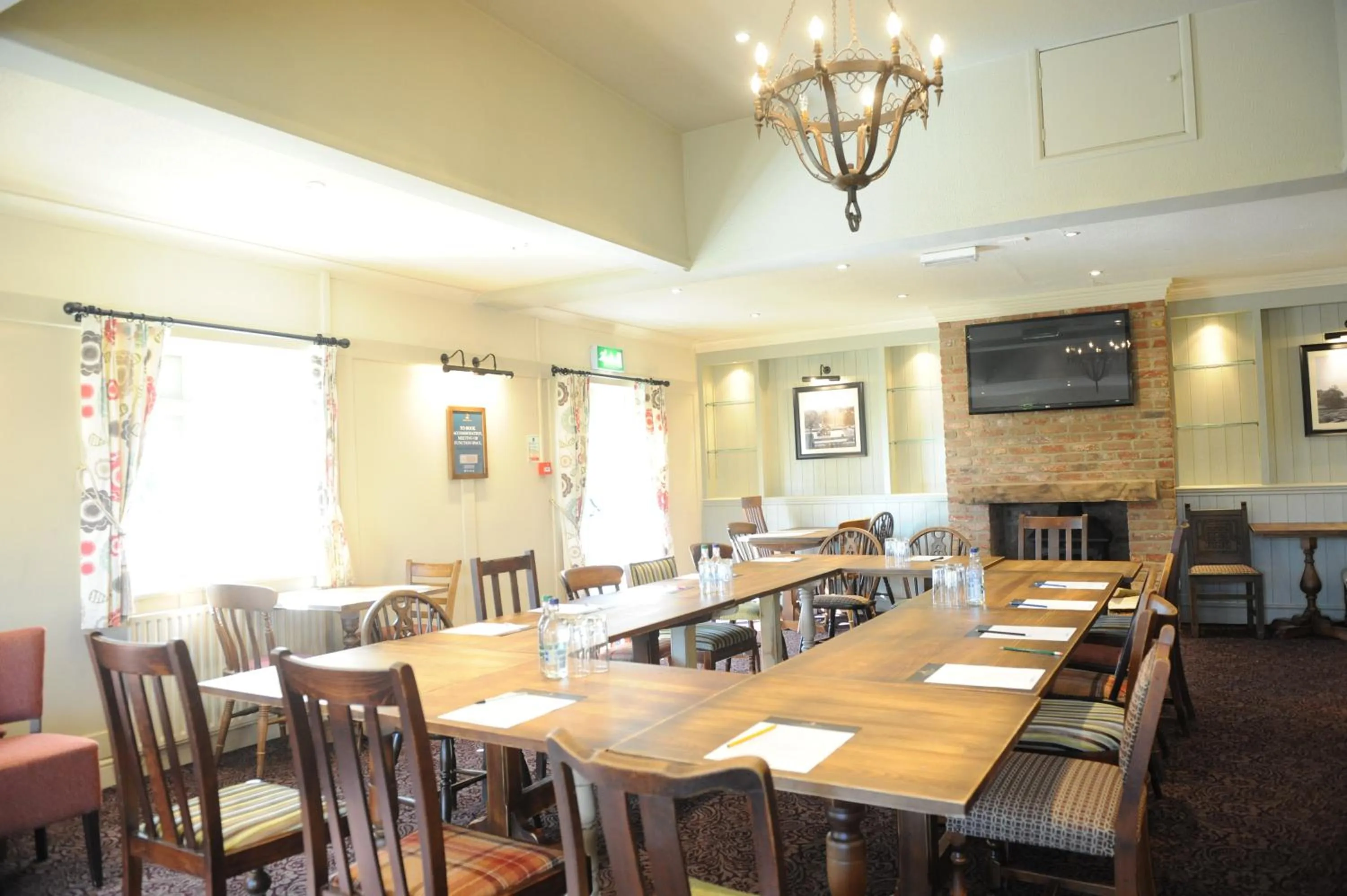 Day in Sturdy`s Castle - Historic Coaching Inn near Blenheim Palace, Oxfordshire