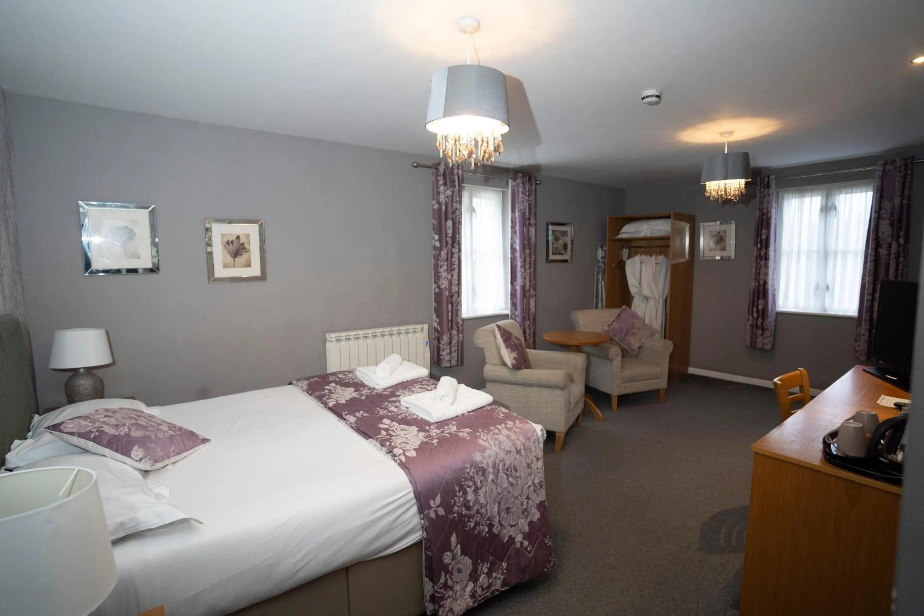 Bed in Sturdy`s Castle - Historic Coaching Inn near Blenheim Palace, Oxfordshire