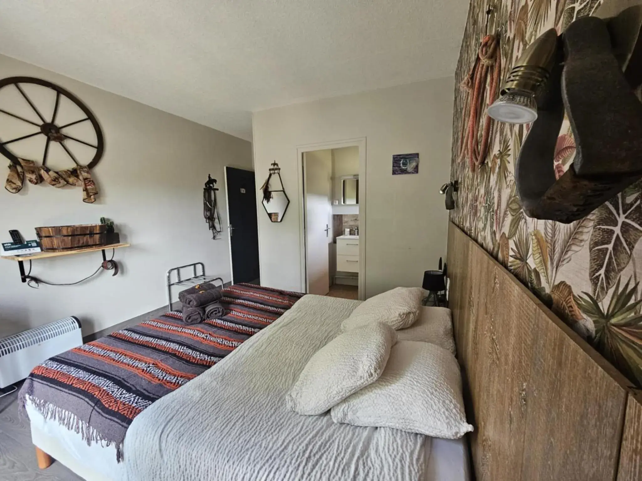 Double Room with Balcony in Logis Hôtel Restaurant L'Escapade Double Room with Balcony in Logis Hôtel Restaurant L'Escapade