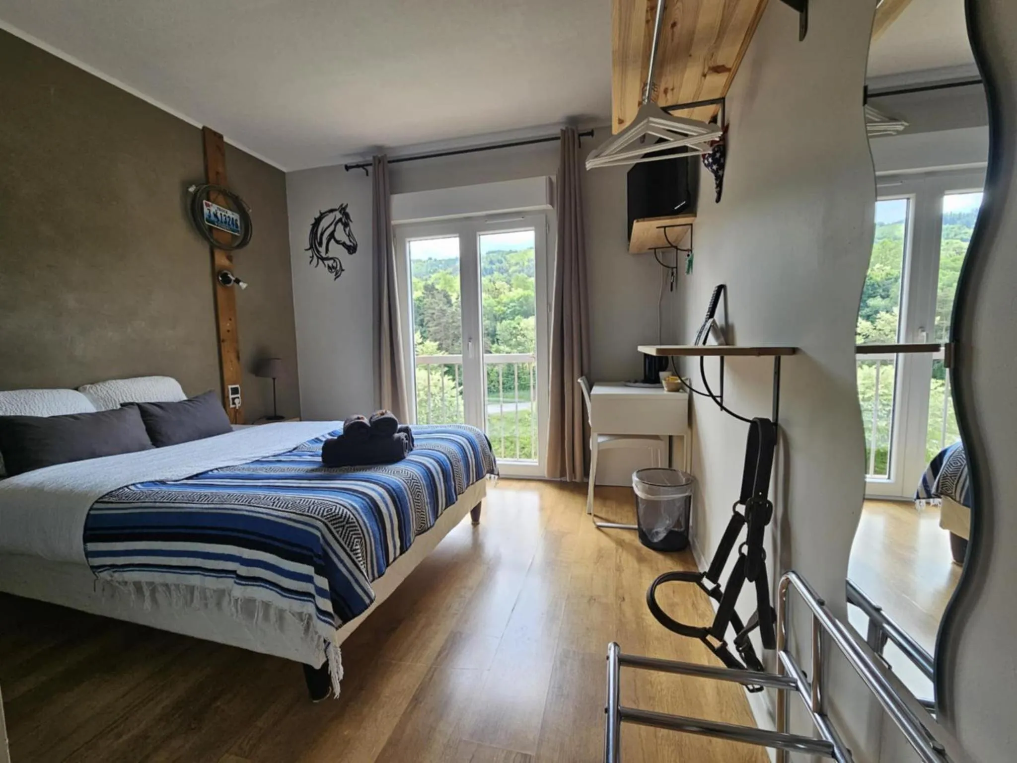 Bed in Logis Hôtel Restaurant L'Escapade