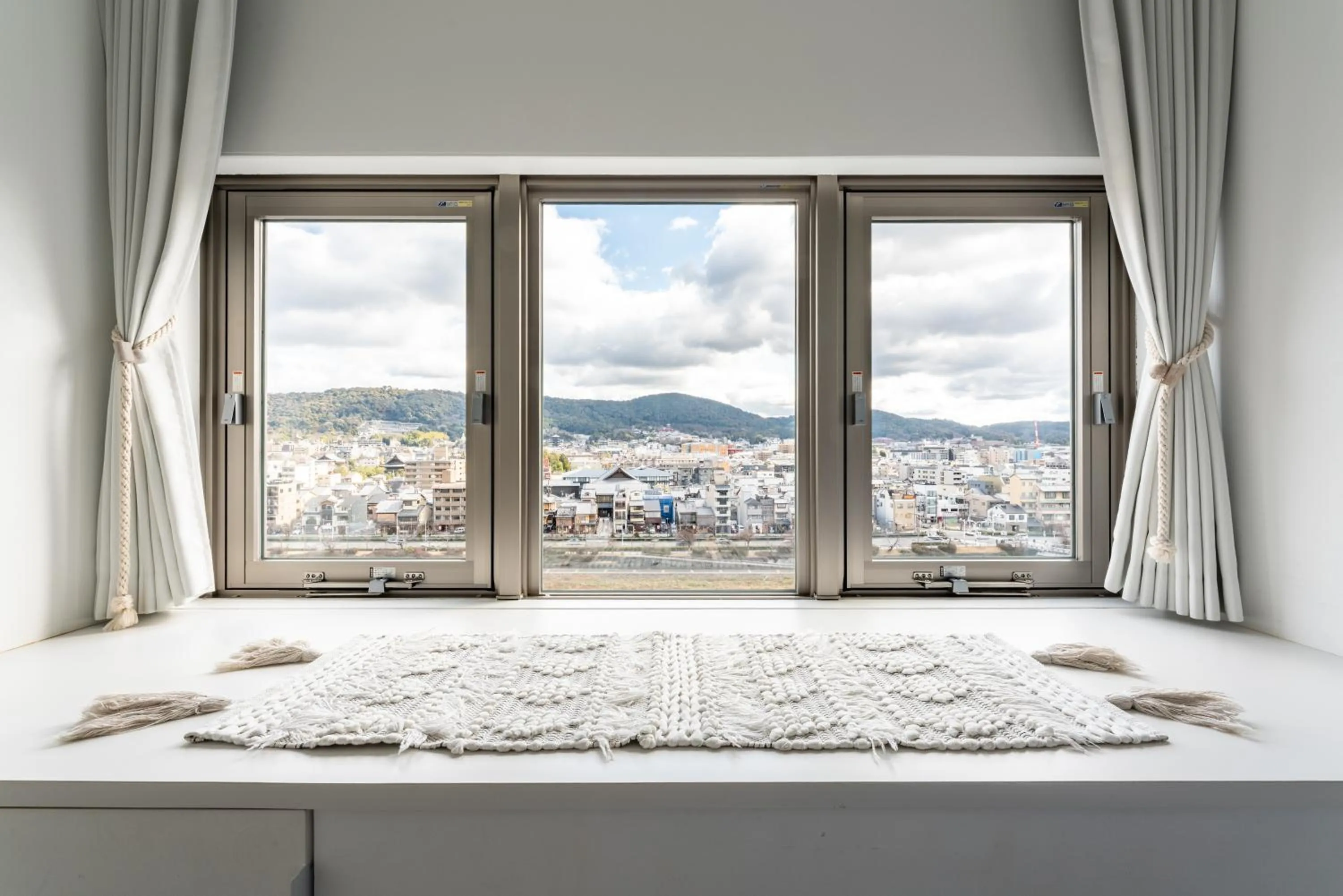 Photo of the whole room, Bed in BnA Alter Museum